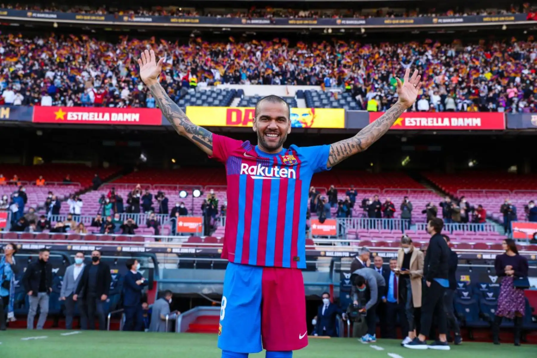 Dani Alves fue presentado en el Barcelona