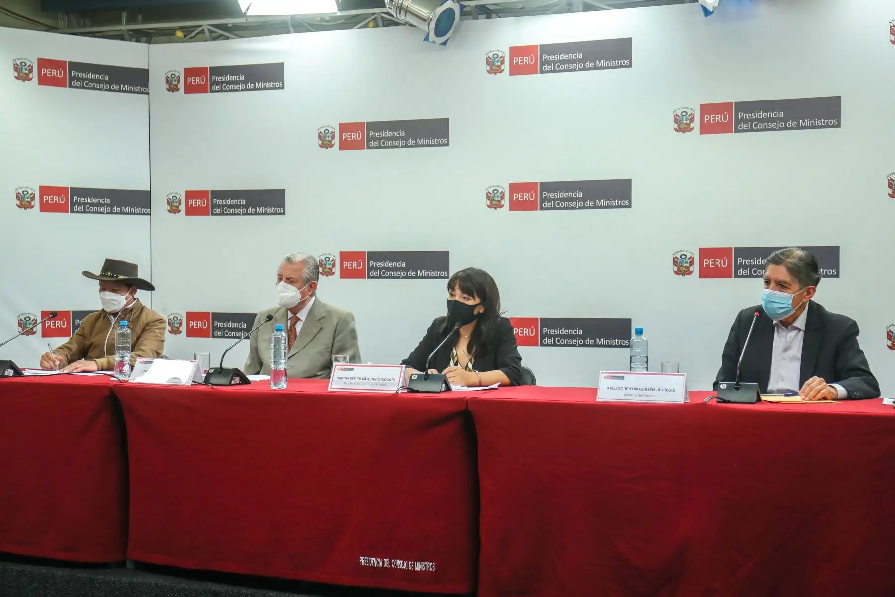 La jefa del Gabinete Ministerial, Mirtha Vásquez, junto con ministros de Estado, informan a la ciudadanía sobre las decisiones adoptadas en el Consejo de Ministros. Foto: PCM