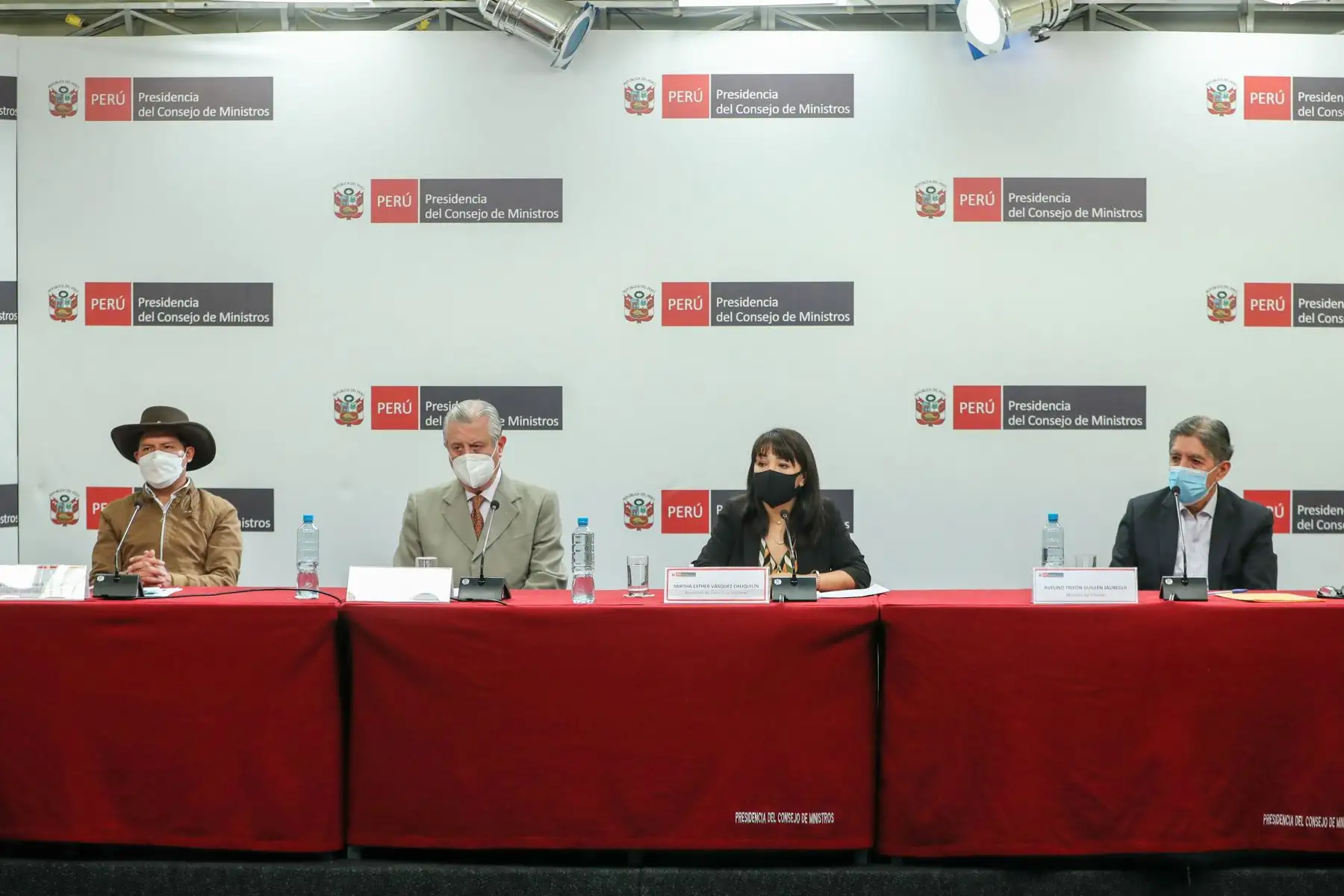 La jefa del Gabinete Ministerial, Mirtha Vásquez, junto con ministros de Estado, informan a la ciudadanía sobre las decisiones adoptadas en el Consejo de Ministros. Foto: PCM