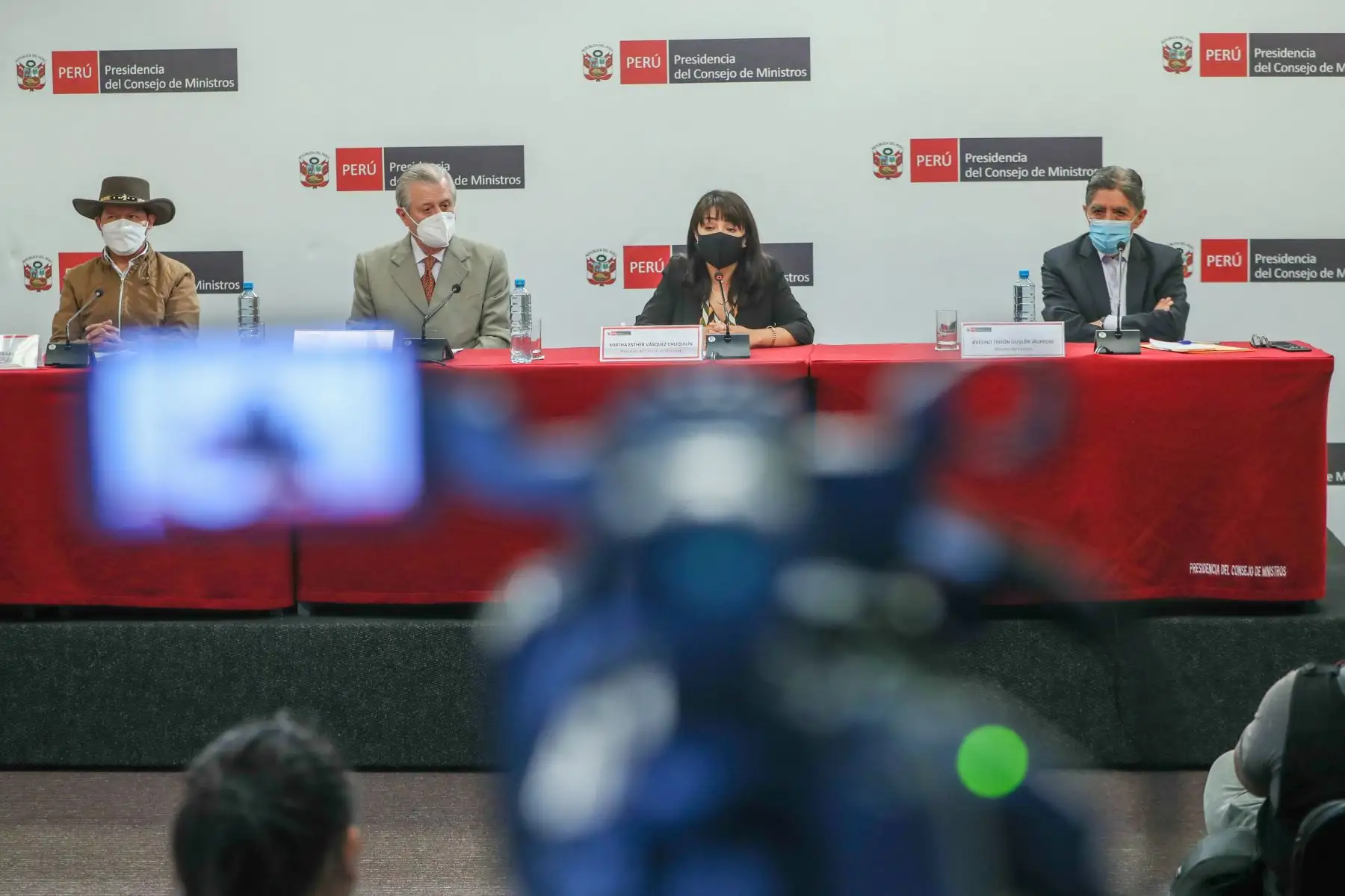 La jefa del Gabinete Ministerial, Mirtha Vásquez, junto con ministros de Estado, informan a la ciudadanía sobre las decisiones adoptadas en el Consejo de Ministros. Foto: PCM