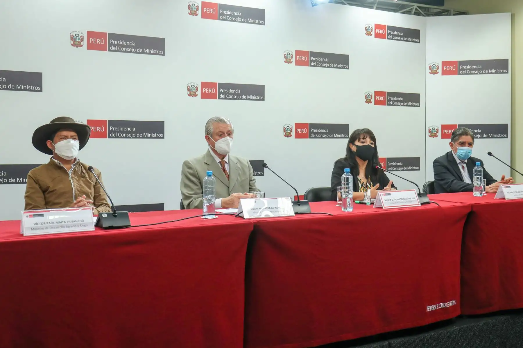 La jefa del Gabinete Ministerial, Mirtha Vásquez, junto con ministros de Estado, informan a la ciudadanía sobre las decisiones adoptadas en el Consejo de Ministros. Foto: PCM