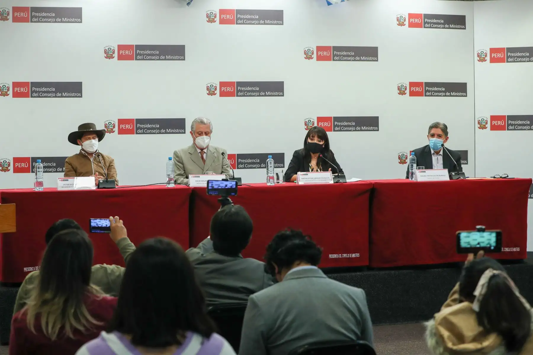 La jefa del Gabinete Ministerial, Mirtha Vásquez, junto con ministros de Estado, informan a la ciudadanía sobre las decisiones adoptadas en el Consejo de Ministros. Foto: PCM