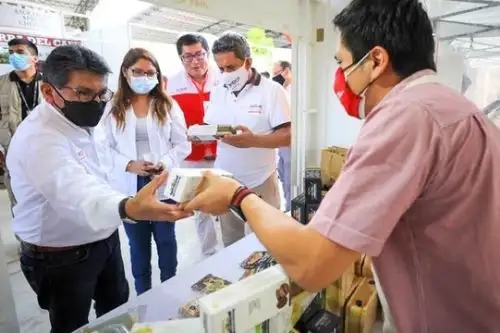 Ministro de la Producción, José Rogger Incio Sánchez visita feria de productos locales. Foto: cortesía.