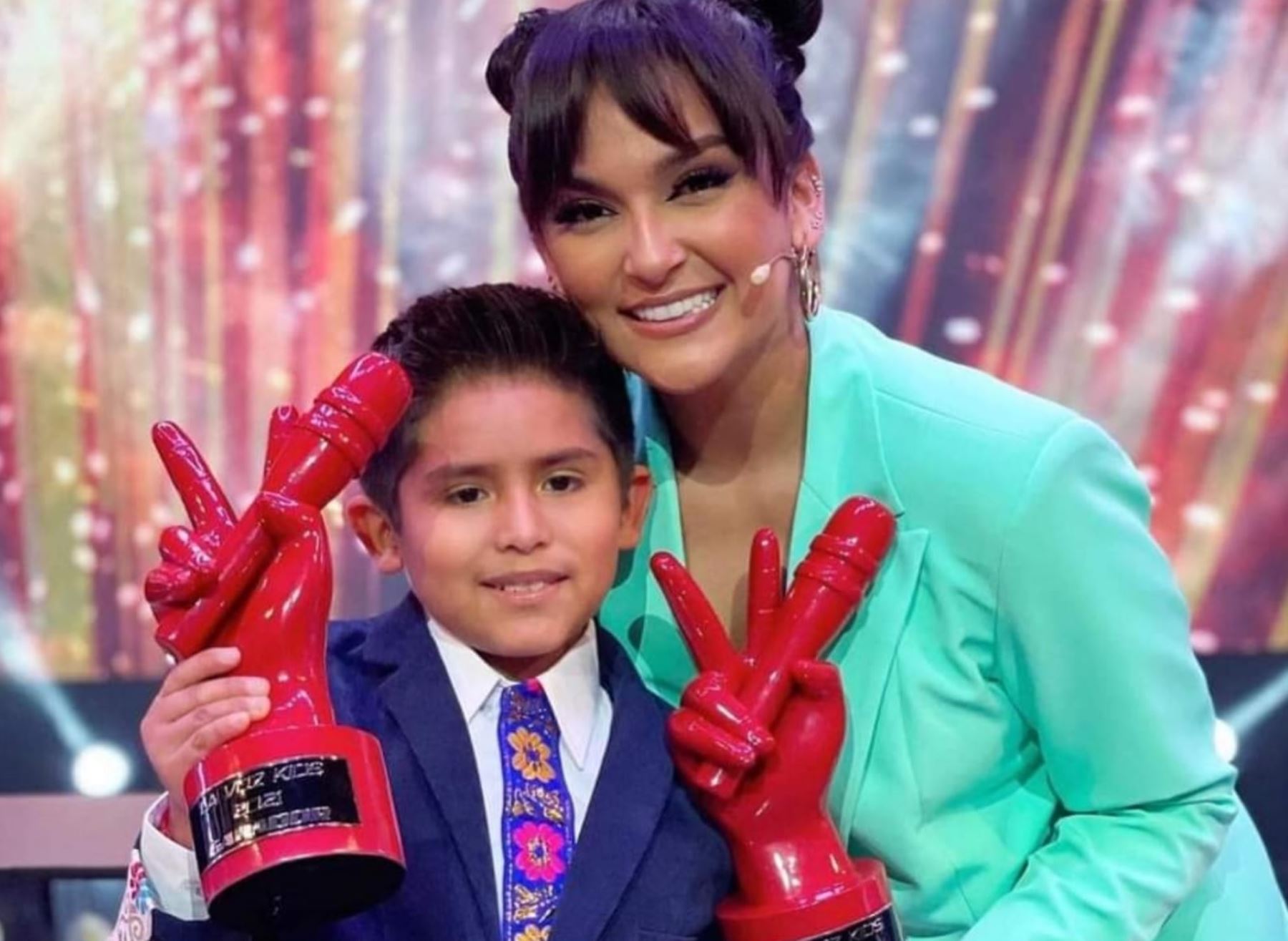 Daniela junto al niño ganador en la edición de La Voz Kids.