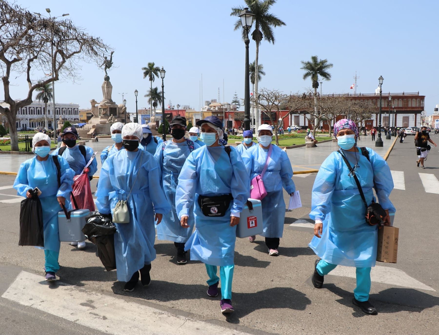 Brigadas de salud de La Libertad recorren casa por casa en Trujillo para aplicar la vacuna contra el covid-19 a las personas que no han completado sus dosis.