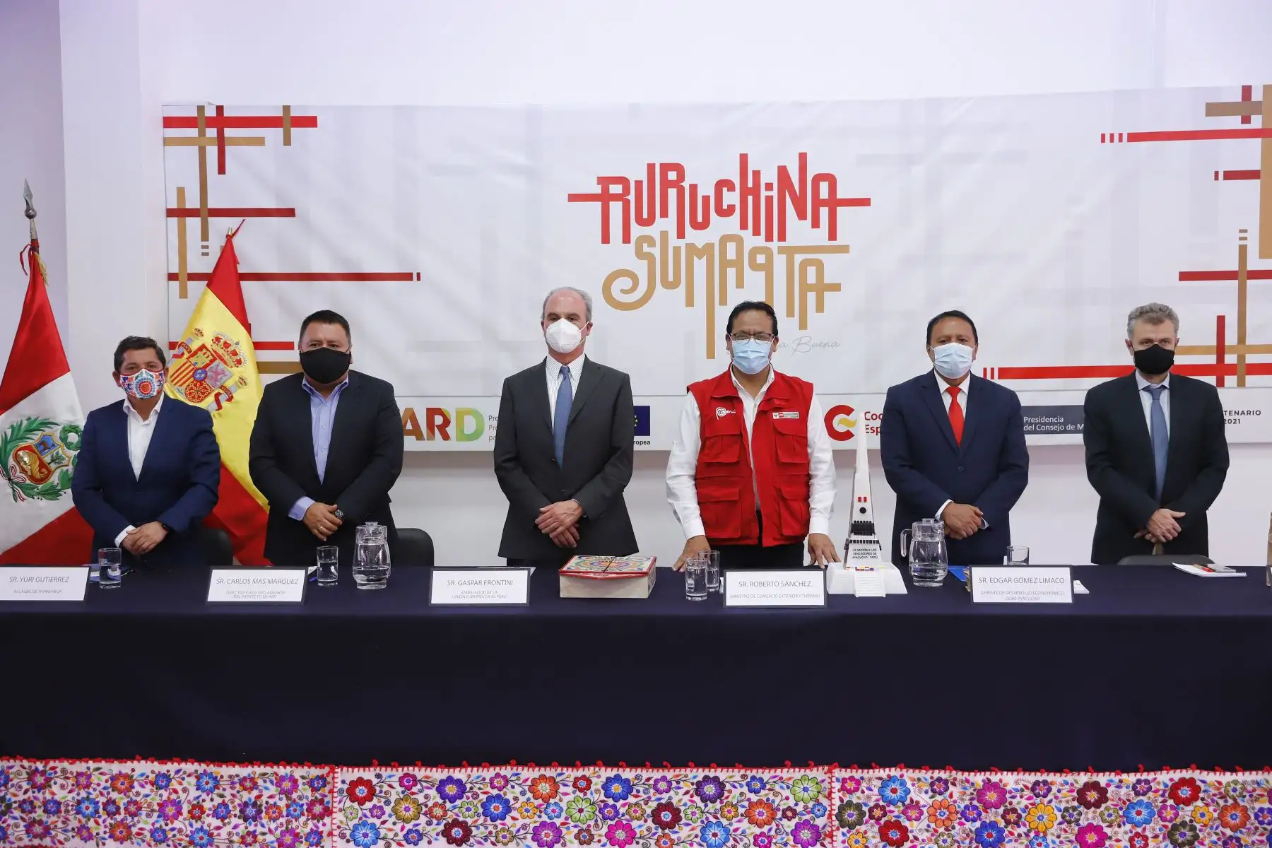 El ministro de Comercio Exterior y Turismo, Roberto Sánchez anunció la puesta en marcha del proyecto Ruruchina Sumaqta , el cual capacitará a 180 artesanos de la región Ayacucho.
Foto: Mincetur