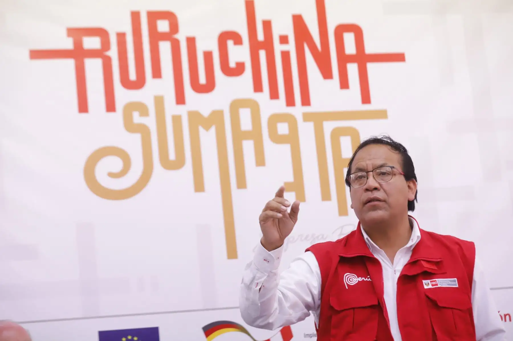 El ministro de Comercio Exterior y Turismo, Roberto Sánchez anunció la puesta en marcha del proyecto Ruruchina Sumaqta , el cual capacitará a 180 artesanos de la región Ayacucho.
Foto: Mincetur