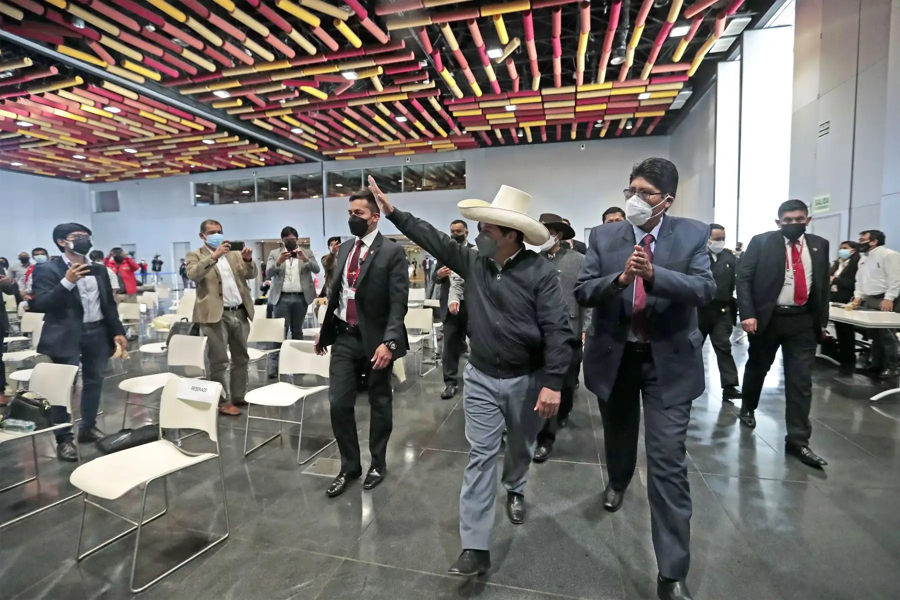 Presidente de la República, Pedro Castillo, asistió al Encuentro del Ejecutivo con alcaldes de municipalidades rurales y urbanas trabajando por el desarrollo local, que se desarrolló en el  Centro de Convenciones de Lima.
Foto: ANDINA/ Prensa Presidencia