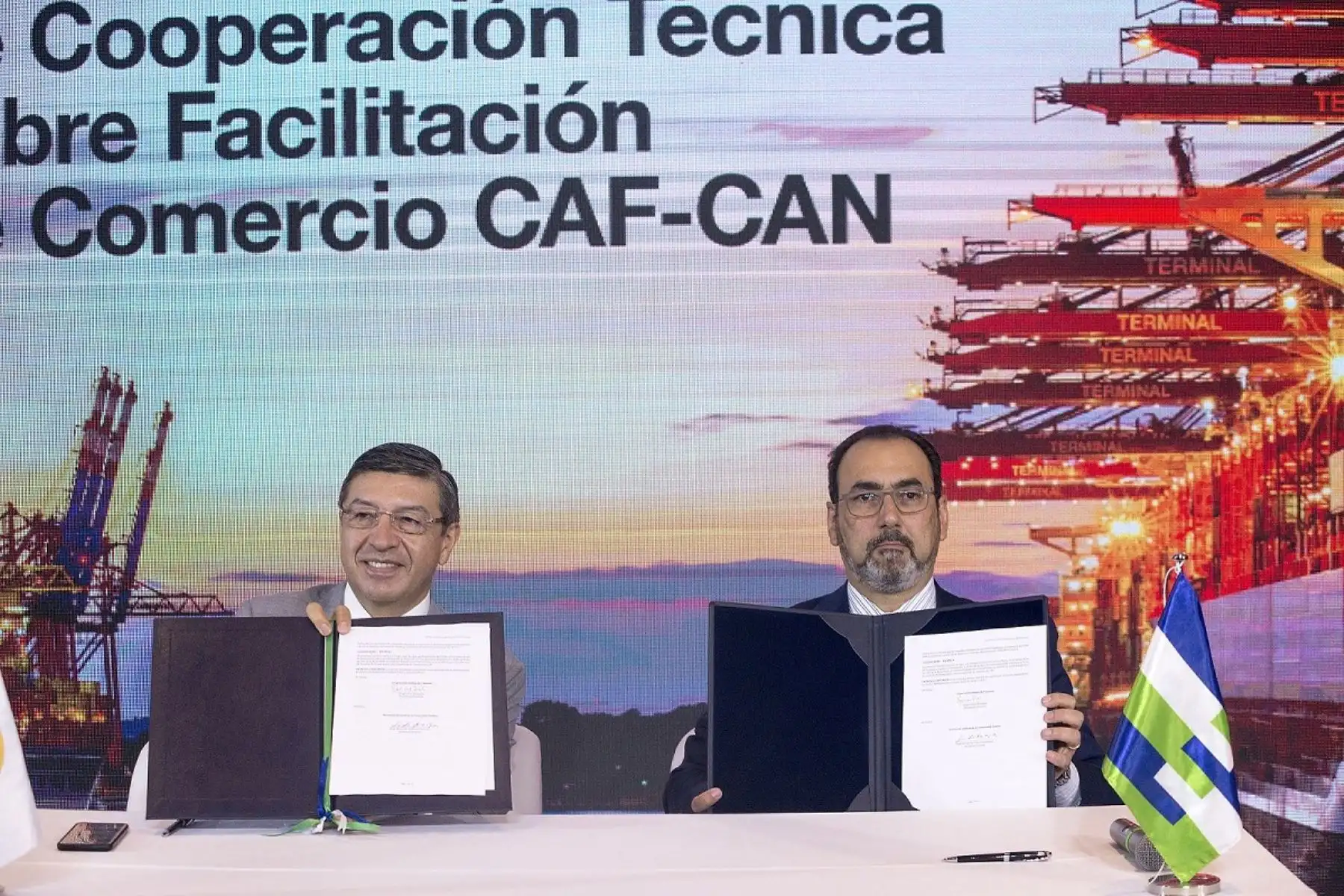 Secretario general de la CAN, Jorge Hernando Pedraza y el presidente ejecutivo de CAF, Sergio Díaz-Granados, firman convenio para implementar el proyecto “Interoperabilidad Comunitaria Andina -INTERCOM”. Foto: Cortesía.