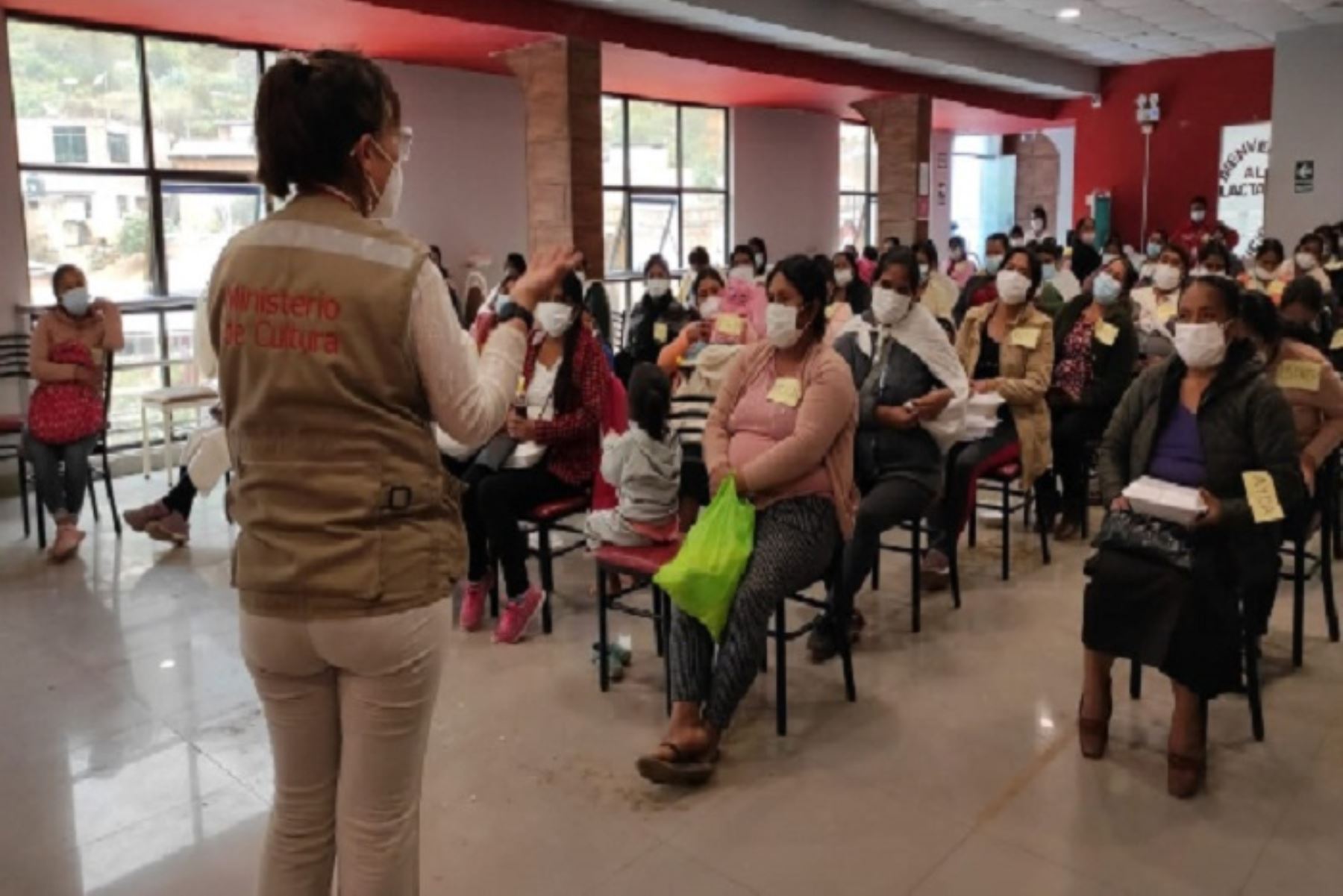 En el contexto del  taller de sensibilización y bajo la planificación de la Red de Salud de Pachitea se realizó una jornada de vacunación contra el covid-19 de los ciudadanos Quechuas asistentes.