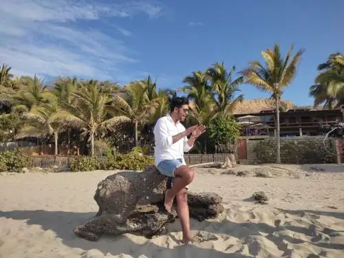 Jair Mendoza debuta como cantautor y estrena "Voy a decirte que no".