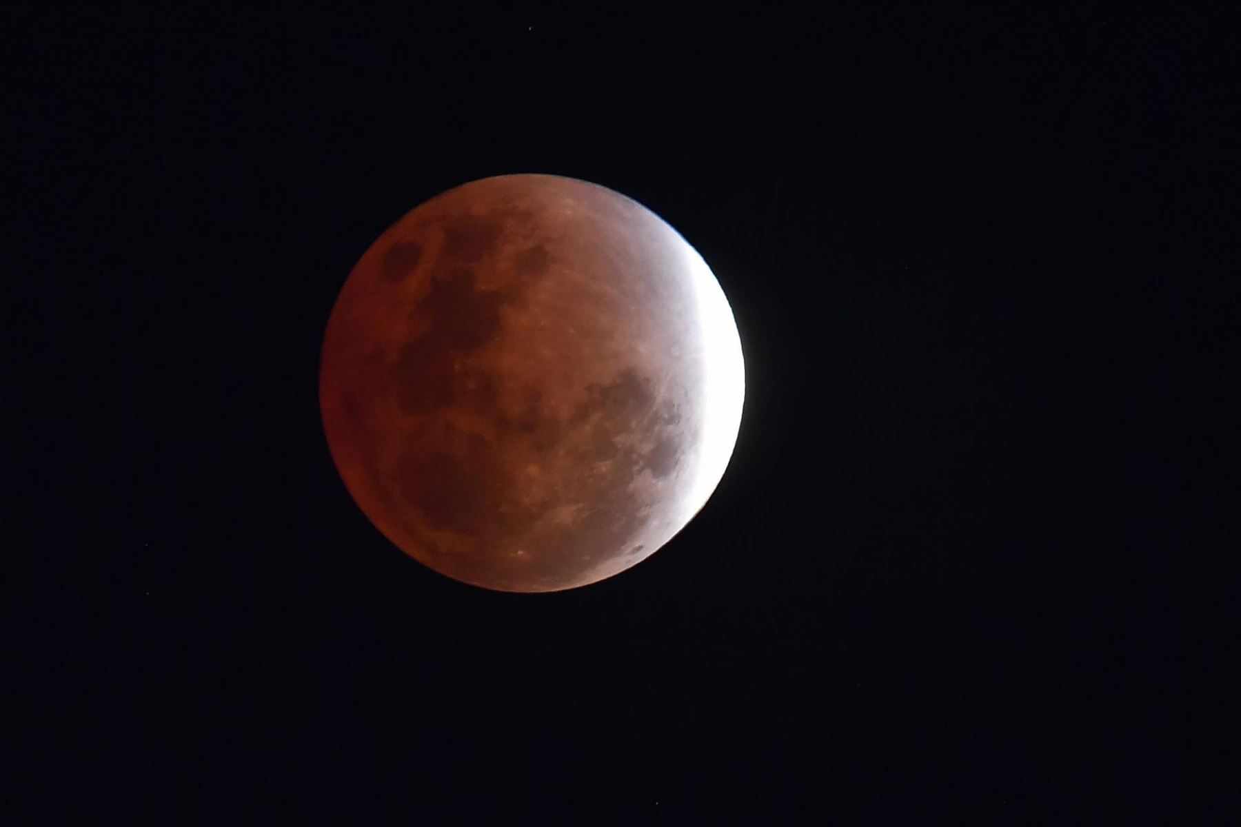 Eclipse lunar parcial sobre Brisbane, Australia. Foto: EFE