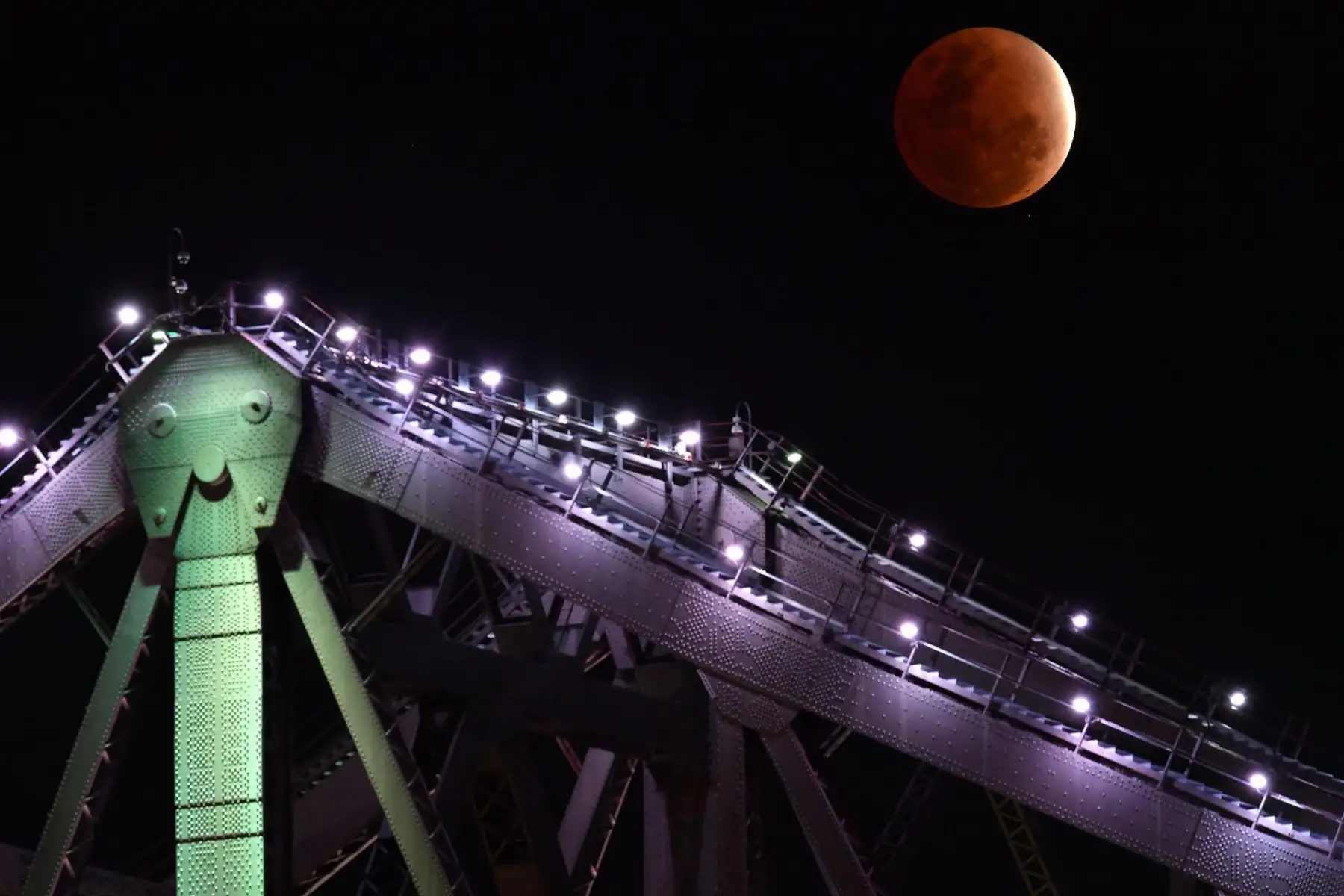 Eclipse lunar parcial sobre Brisbane, Australia. Foto: EFE