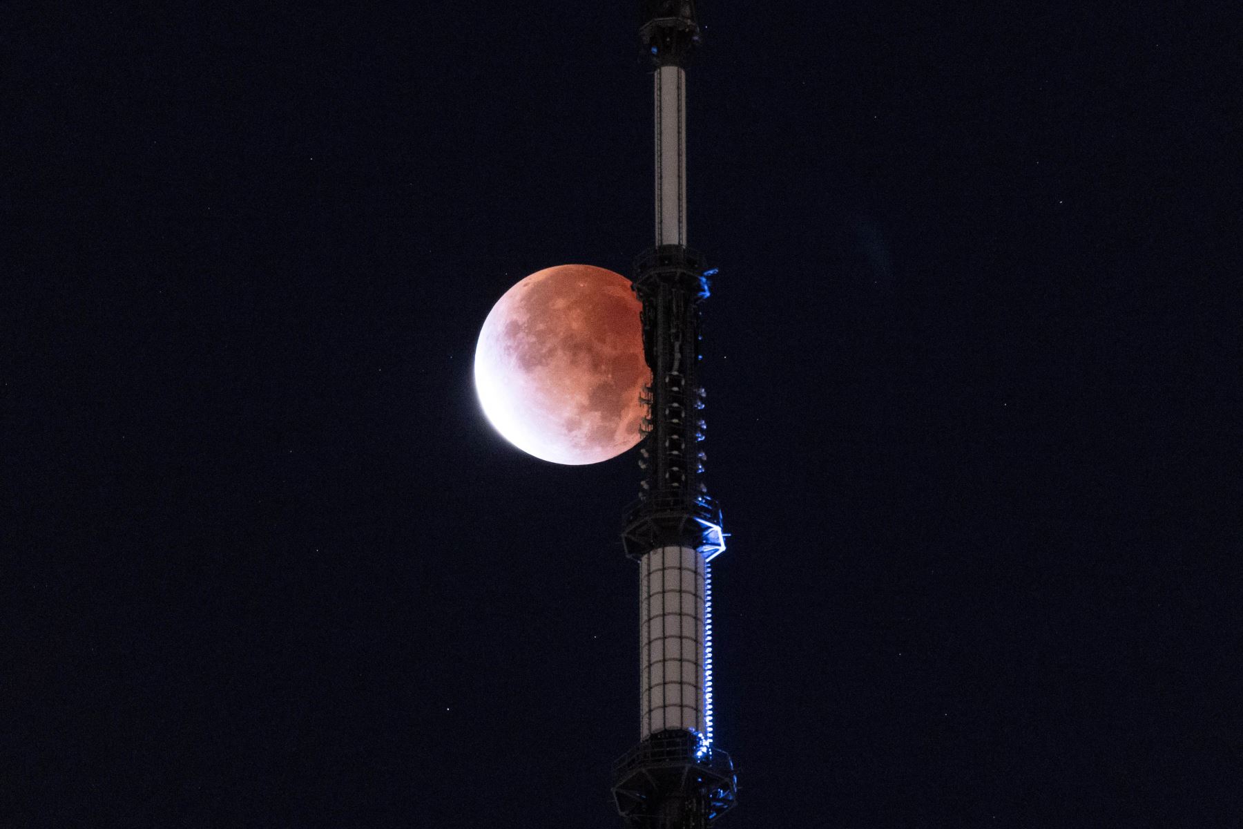 La luna se ve durante un eclipse lunar detrás del One World Trade Center en Nueva York. Foto: AFP