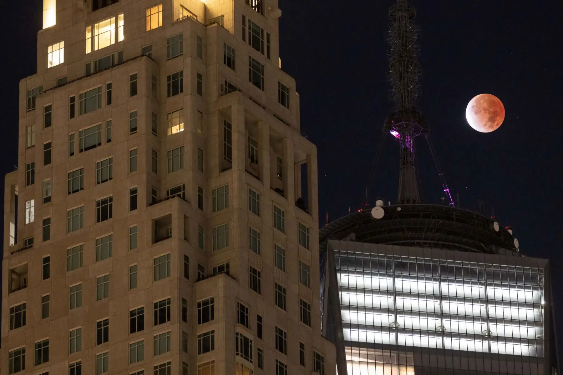 La luna se ve durante un eclipse lunar detrás del One World Trade Center en Nueva York. Foto: AFP