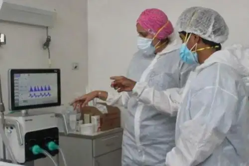 Capacitan a médicos del hospital de Emergencia Ate Vitarte en el manejo de pacientes críticos por coronavirus. Foto: ANDINA/Difusión