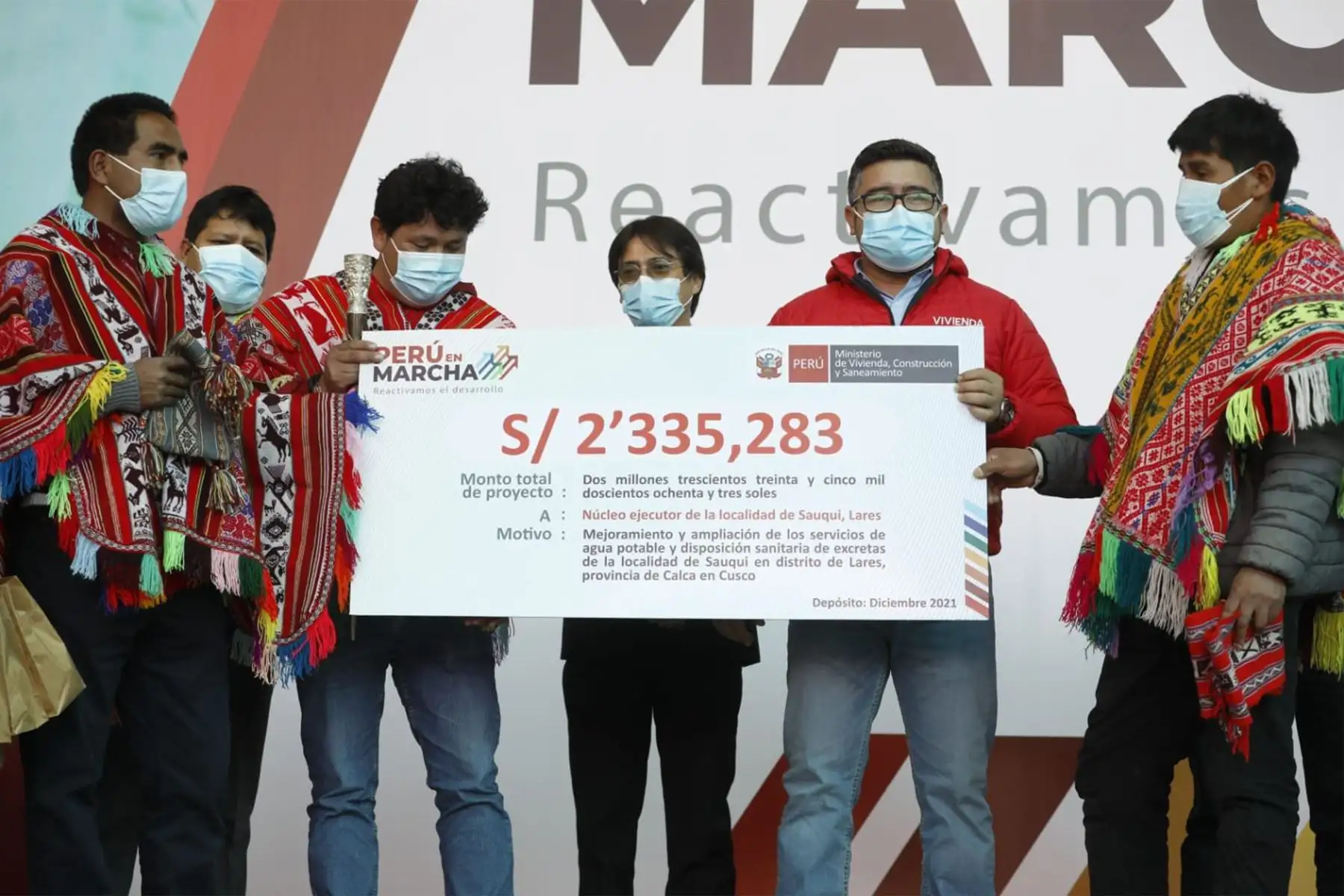 El ministro de Vivienda, Geiner Alvarado junto a los ministros de los sectores : Transportes y Comercio Exterior  hizo entrega de más de 3393 títulos de propiedad, que brindarán seguridad jurídica a miles de familias e instituciones públicas de once provincias de Cusco. En total 12 800 personas serán directamente beneficiadas.
Foto: Ministerio de Vivienda El ministro de Vivienda, Geiner Alvarado junto a los ministros de los sectores : Transportes y Comercio Exterior  hizo entrega de más de 3393 títulos de propiedad, que brindarán seguridad jurídica a miles de familias e instituciones públicas de once provincias de Cusco. En total 12 800 personas serán directamente beneficiadas.
Foto: Ministerio de Vivienda