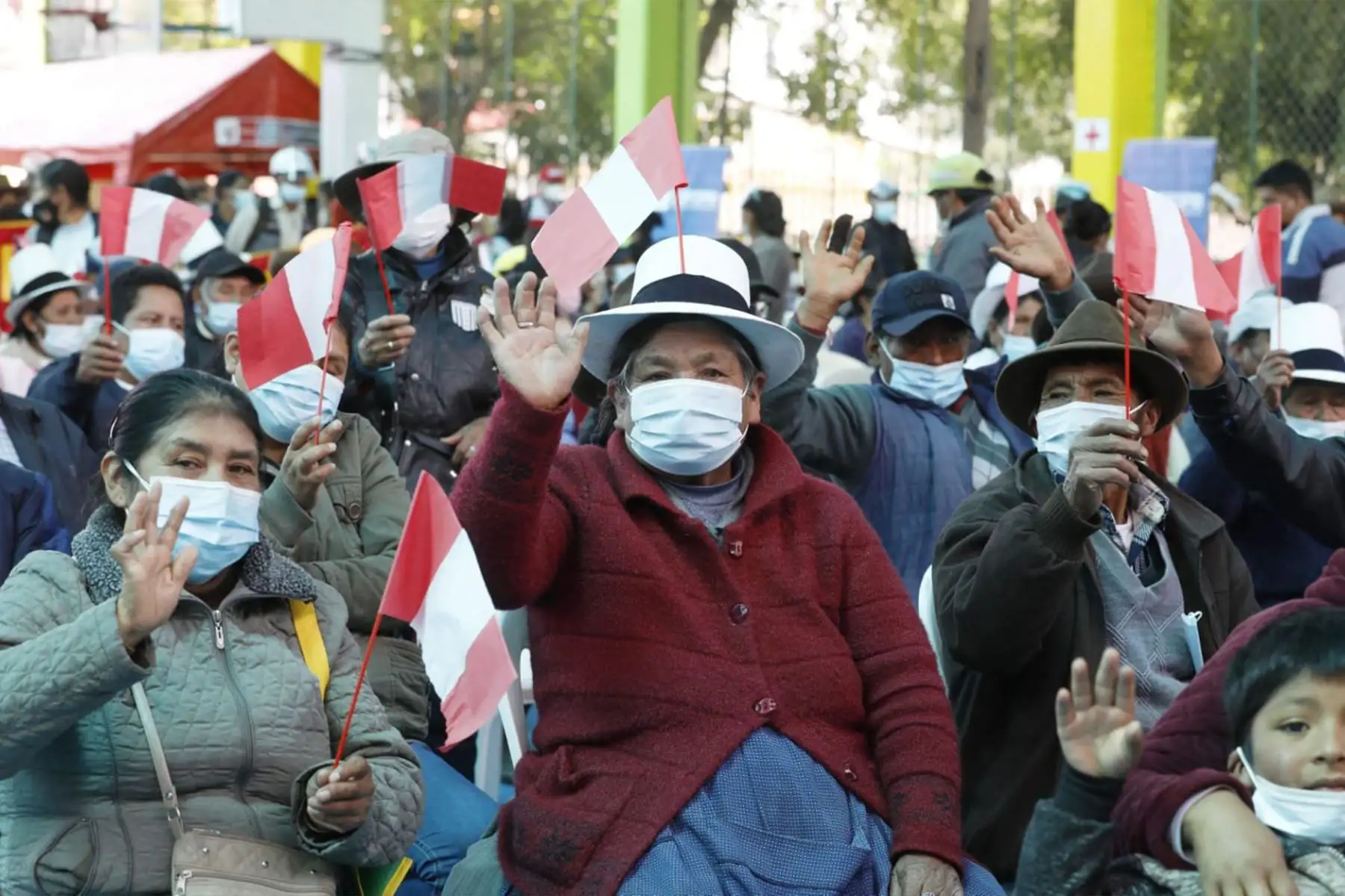 El ministro de Vivienda,  Geiner Alvarado junto a ministros de los sectores : Transportes y Comercio Exterior  hizo entrega de más de 3393 títulos de propiedad, que brindarán seguridad jurídica a miles de familias e instituciones públicas de once provincias de Cusco. En total 12 800 personas serán directamente beneficiadas.
Foto: Ministerio de Vivienda El ministro de Vivienda,  Geiner Alvarado junto a ministros de los sectores : Transportes y Comercio Exterior  hizo entrega de más de 3393 títulos de propiedad, que brindarán seguridad jurídica a miles de familias e instituciones públicas de once provincias de Cusco. En total 12 800 personas serán directamente beneficiadas.
Foto: Ministerio de Vivienda