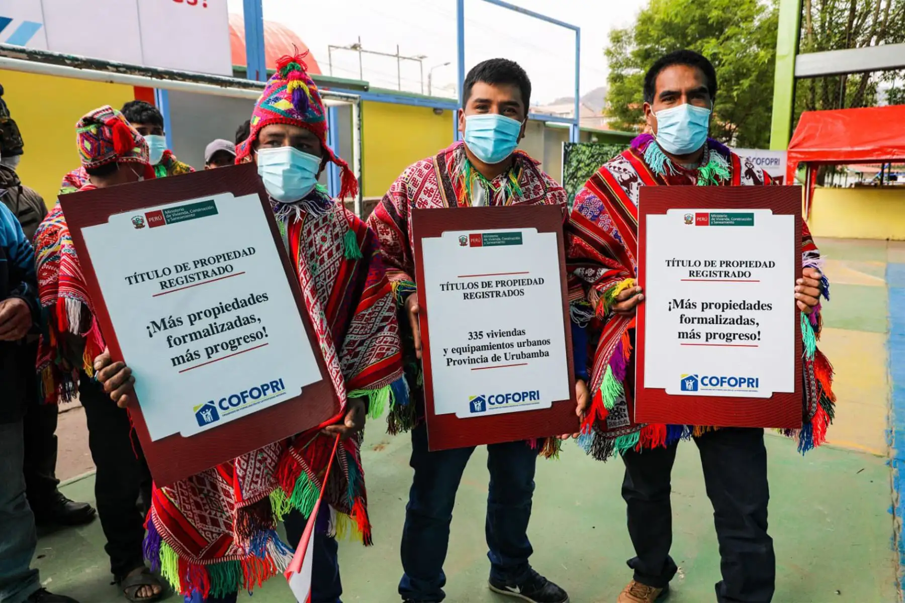 El ministro de Vivienda,  Geiner Alvarado junto a ministros de los sectores : Transportes y Comercio Exterior  hizo entrega de más de 3393 títulos de propiedad, que brindarán seguridad jurídica a miles de familias e instituciones públicas de once provincias de Cusco. En total 12 800 personas serán directamente beneficiadas.
Foto: Ministerio de Vivienda El ministro de Vivienda,  Geiner Alvarado junto a ministros de los sectores : Transportes y Comercio Exterior  hizo entrega de más de 3393 títulos de propiedad, que brindarán seguridad jurídica a miles de familias e instituciones públicas de once provincias de Cusco. En total 12 800 personas serán directamente beneficiadas.
Foto: Ministerio de Vivienda