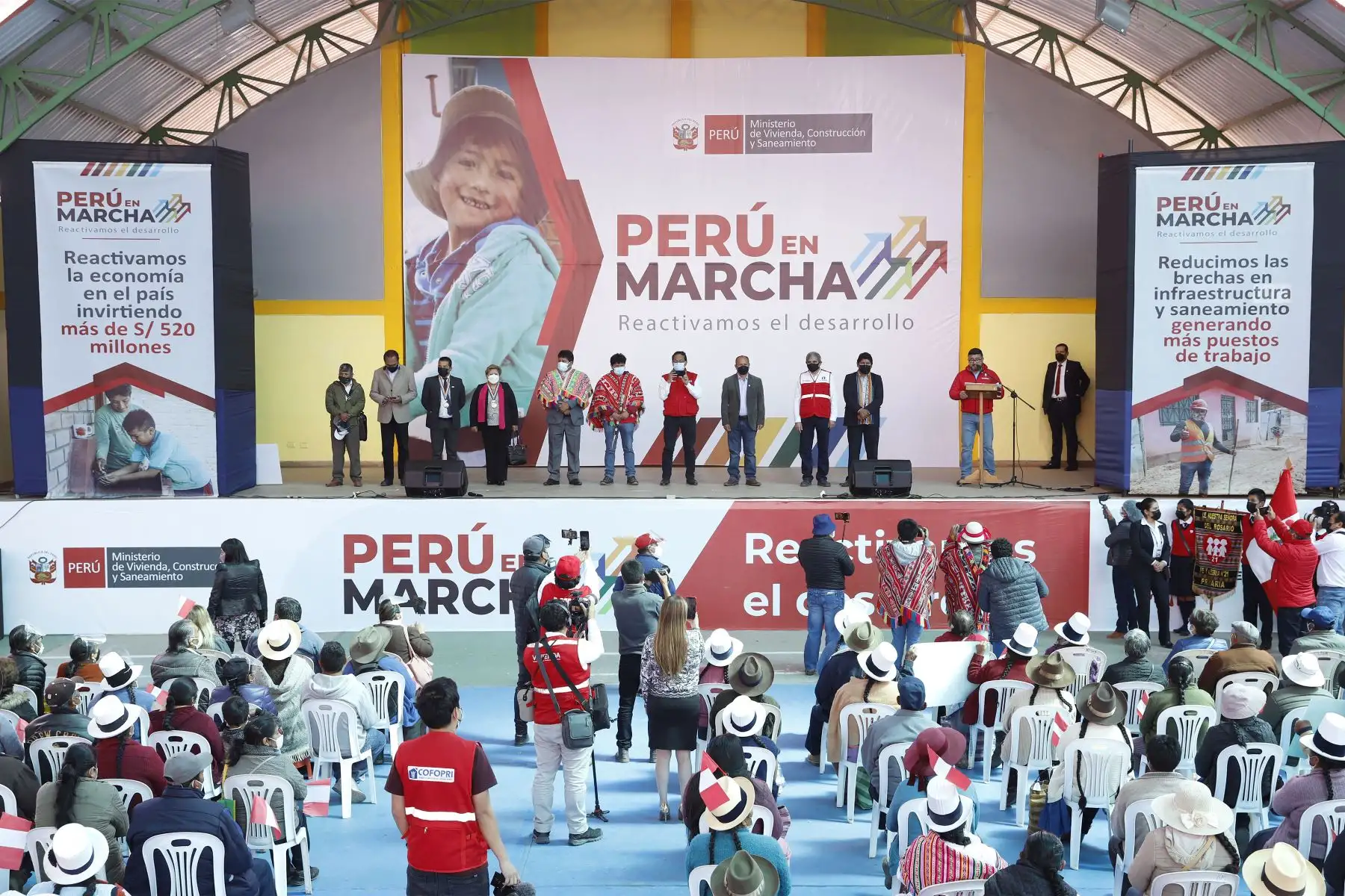 El ministro de Vivienda, Geiner Alvarado junto a ministros de los sectores : Transportes y Comercio Exterior  hizo entrega de más de 3393 títulos de propiedad, que brindarán seguridad jurídica a miles de familias e instituciones públicas de once provincias de Cusco. En total 12 800 personas serán directamente beneficiadas.
Foto: Mincetur El ministro de Vivienda, Geiner Alvarado junto a ministros de los sectores : Transportes y Comercio Exterior  hizo entrega de más de 3393 títulos de propiedad, que brindarán seguridad jurídica a miles de familias e instituciones públicas de once provincias de Cusco. En total 12 800 personas serán directamente beneficiadas.
Foto: Mincetur