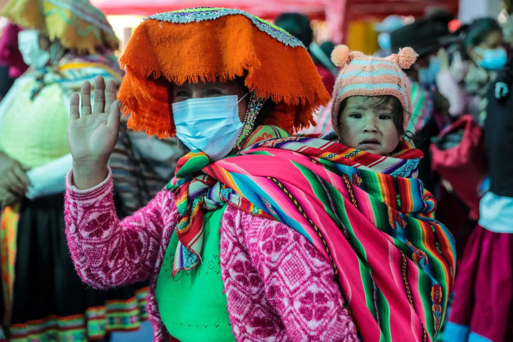 El ministro de Vivienda, Geiner Alvarado junto a ministros de los sectores : Transportes y Comercio Exterior  hizo entrega de más de 3393 títulos de propiedad, que brindarán seguridad jurídica a miles de familias e instituciones públicas de once provincias de Cusco. En total 12 800 personas serán directamente beneficiadas.
Foto: Ministerio de Vivienda El ministro de Vivienda, Geiner Alvarado junto a ministros de los sectores : Transportes y Comercio Exterior  hizo entrega de más de 3393 títulos de propiedad, que brindarán seguridad jurídica a miles de familias e instituciones públicas de once provincias de Cusco. En total 12 800 personas serán directamente beneficiadas.
Foto: Ministerio de Vivienda