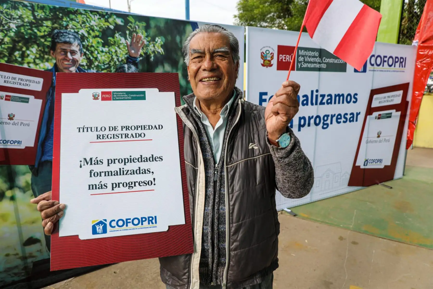 El ministro de Vivienda, Geiner Alvarado junto a ministros de los sectores : Transportes y Comercio Exterior  hizo entrega de más de 3393 títulos de propiedad, que brindarán seguridad jurídica a miles de familias e instituciones públicas de once provincias de Cusco. En total 12 800 personas serán directamente beneficiadas.
Foto: Ministerio de Vivienda El ministro de Vivienda, Geiner Alvarado junto a ministros de los sectores : Transportes y Comercio Exterior  hizo entrega de más de 3393 títulos de propiedad, que brindarán seguridad jurídica a miles de familias e instituciones públicas de once provincias de Cusco. En total 12 800 personas serán directamente beneficiadas.
Foto: Ministerio de Vivienda