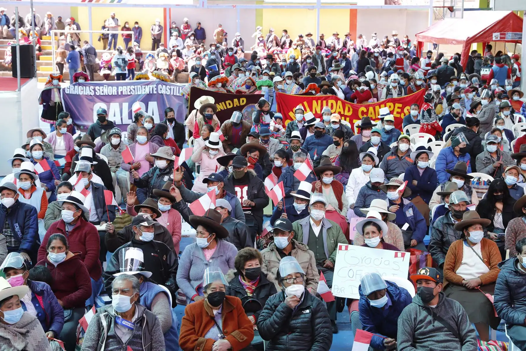 El ministro de Vivienda, Geiner Alvarado junto a ministros de los sectores : Transportes y Comercio Exterior  hizo entrega de más de 3393 títulos de propiedad, que brindarán seguridad jurídica a miles de familias e instituciones públicas de once provincias de Cusco. En total 12 800 personas serán directamente beneficiadas.
Foto: Mincetur El ministro de Vivienda, Geiner Alvarado junto a ministros de los sectores : Transportes y Comercio Exterior  hizo entrega de más de 3393 títulos de propiedad, que brindarán seguridad jurídica a miles de familias e instituciones públicas de once provincias de Cusco. En total 12 800 personas serán directamente beneficiadas.
Foto: Mincetur