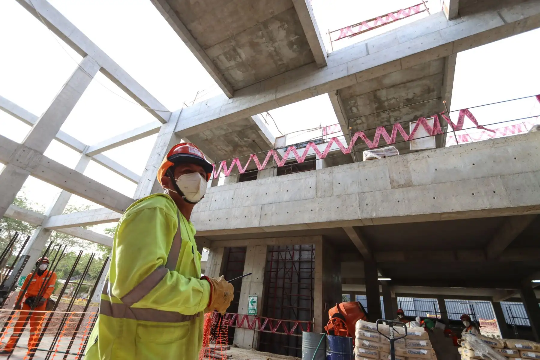 En la actualidad, la obra tiene un avance físico de 20%, donde se viene trabajando pisos de concreto, columnas, techado, entre otros. Este centro contará con espacios para consulta externa, emergencia, centro quirúrgico, patología clínica, hemoterapia, banco de sangre, ecografía, medicina física y rehabilitación, nutrición, farmacia, etc.  
Foto: ARCC