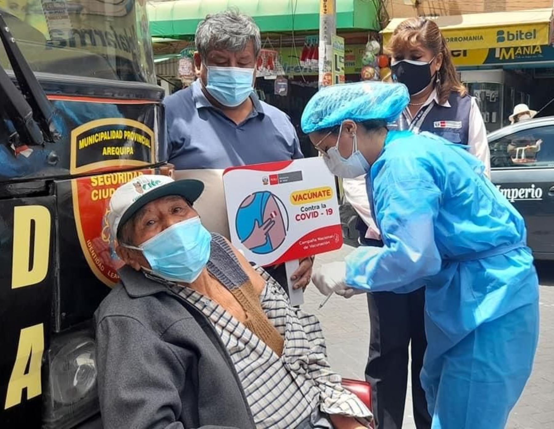 Dos Vacunamóvil recorren la ciudad de Arequipa para aplicar la primera y segunda dosis de la vacuna contra el covid-19 a las personas que no han sido inoculadas. ANDINA/Difusión