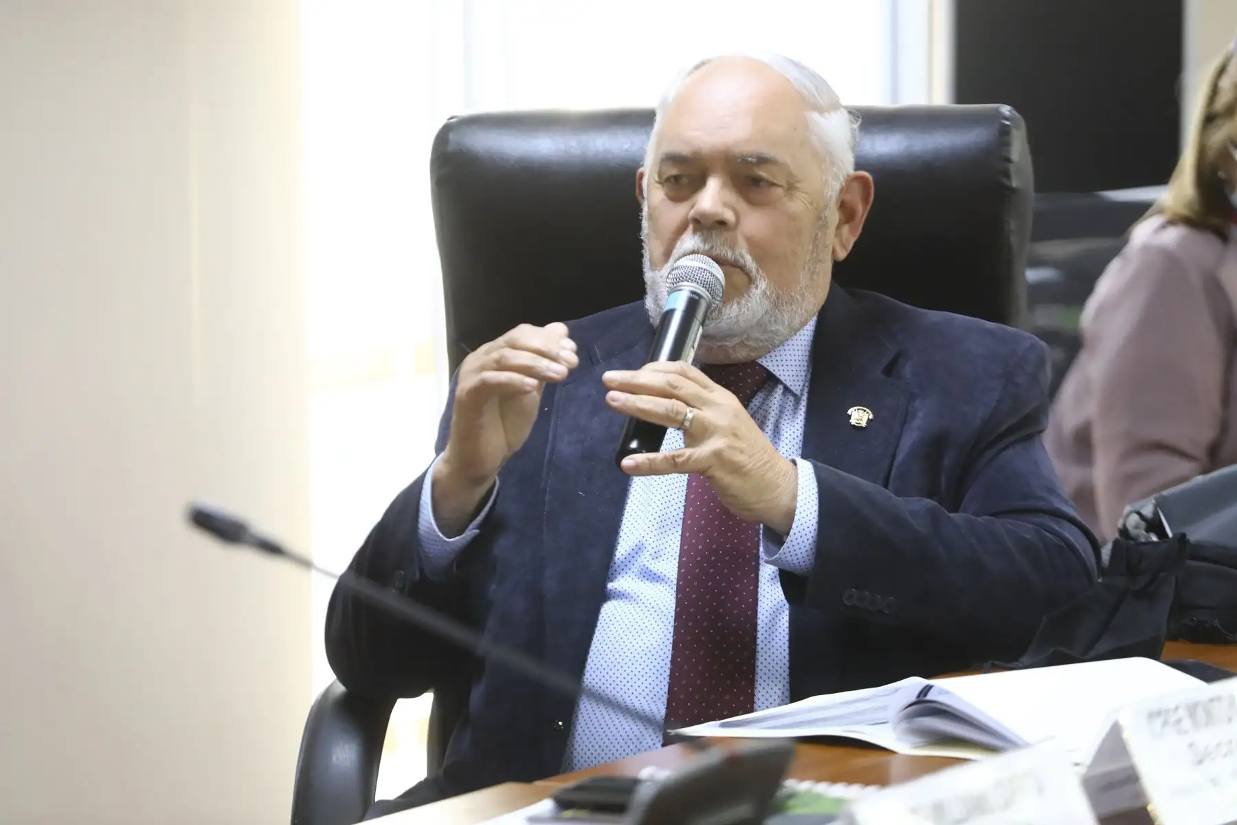 El ministro del Interior, Avelino Guillen, se presenta ante la Comisión de Defensa, Orden Interno, Desarrollo Alternativo y Lucha contra las Drogas del Congreso. Participa el congresista Jorge Montoya. Foto: Congreso de la República