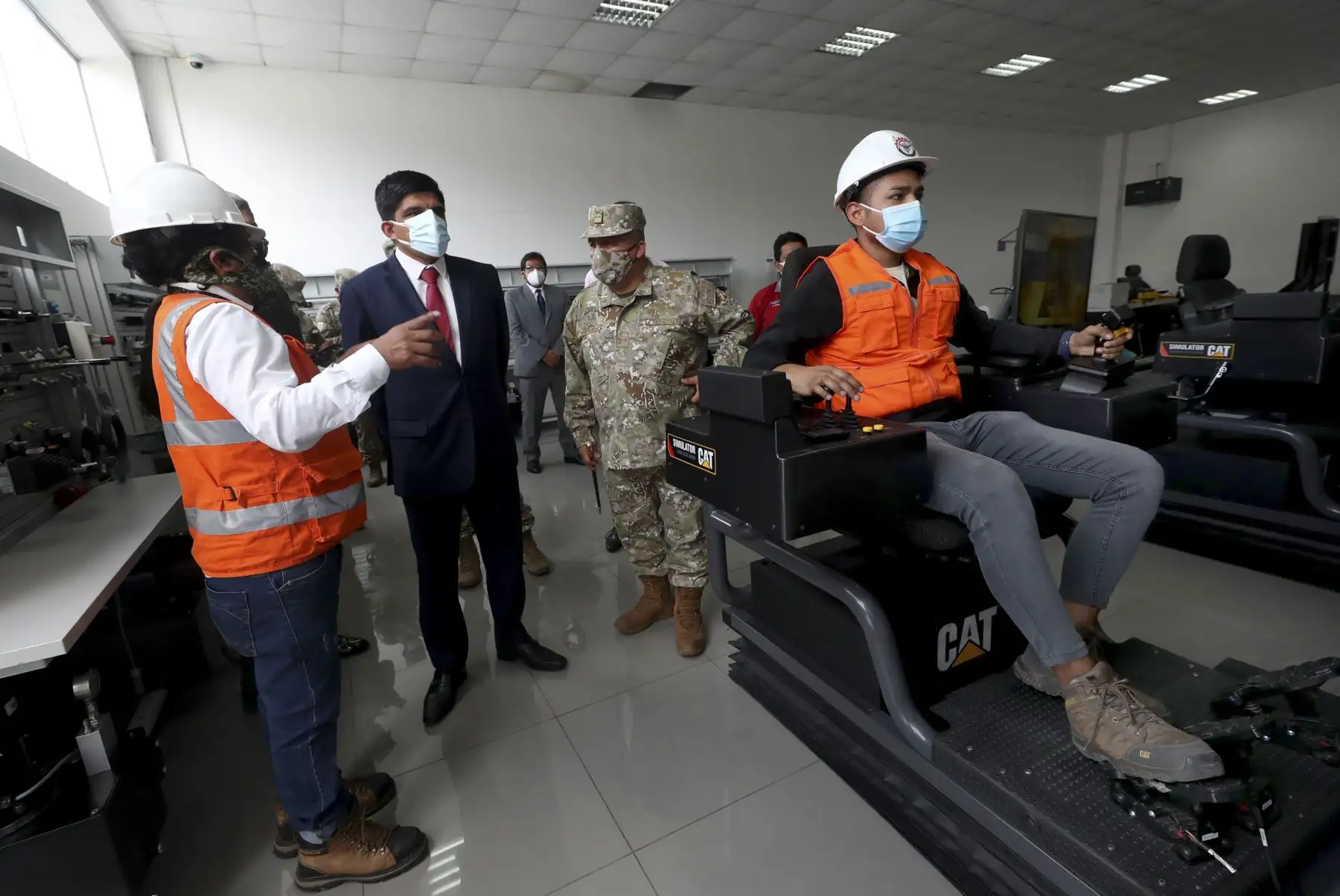 El ministro de Defensa, Juan Carrasco, visitó las instalaciones del Instituto de Educación Superior Tecnológico Público de las Fuerzas Armadas. Foto: ANDINA/Mindef