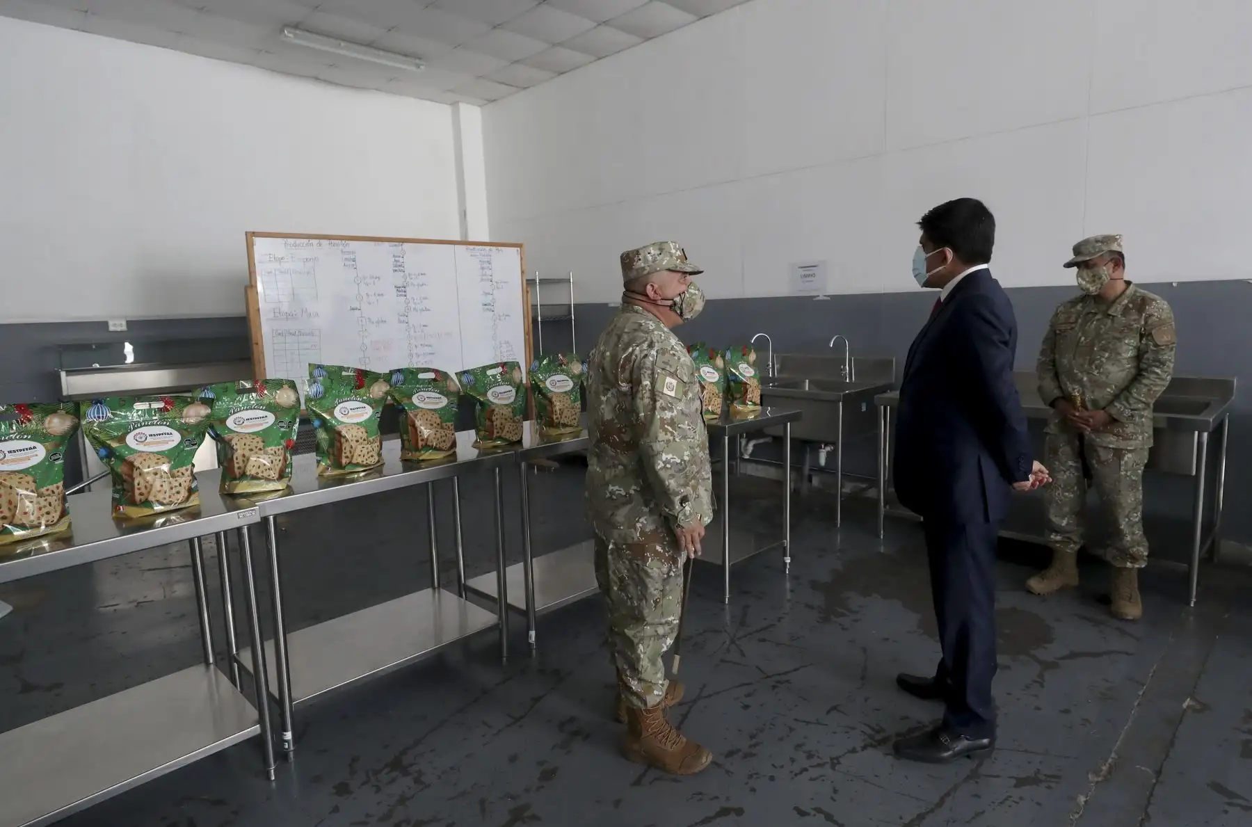 Junto al director, Gral. Gonzalo Cabrejos, recorrieron los talleres y laboratorios, así como abordaron temas de proyectos de inversión e infraestructura. Foto: ANDINA/Mindef