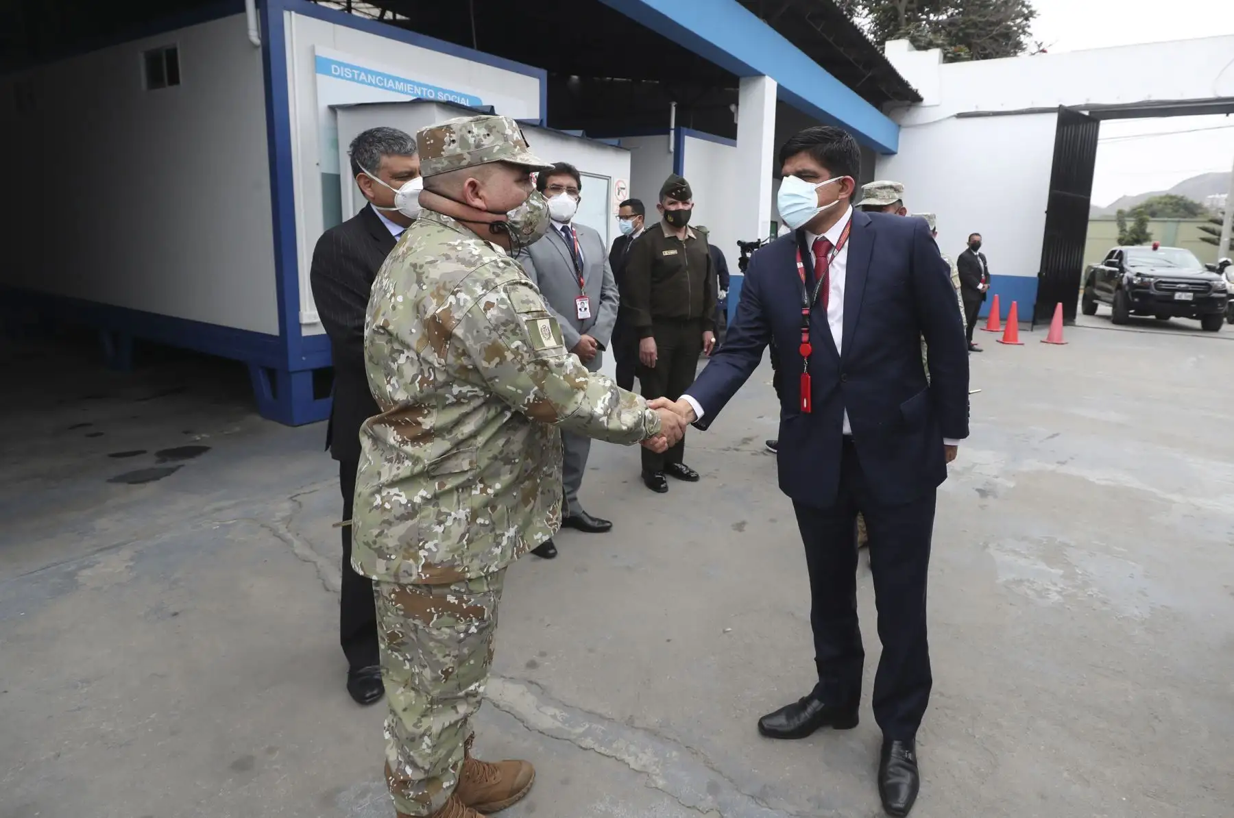 Junto al director, Gral. Gonzalo Cabrejos, recorrieron los talleres y laboratorios, así como abordaron temas de proyectos de inversión e infraestructura. Foto: ANDINA/Mindef