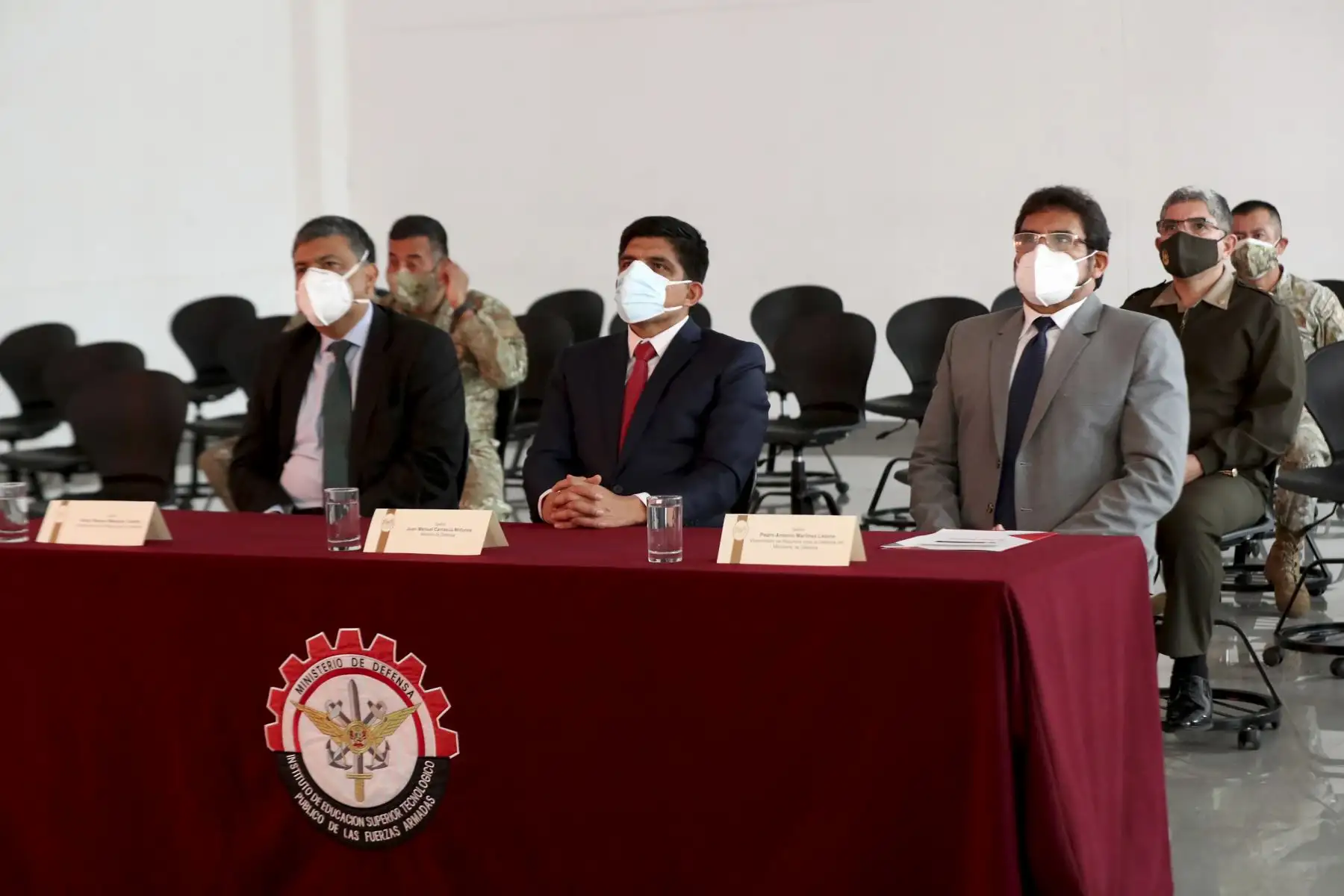 Lo acompañaron los viceministros Pedro Martínez y Manuel Mesones. Foto: ANDINA/Mindef