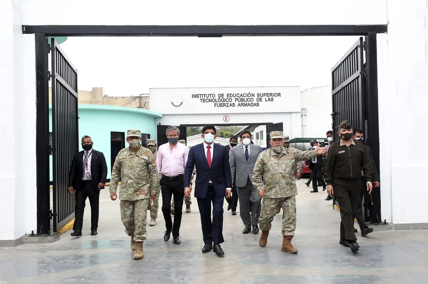 El ministro de Defensa, Juan Carrasco, visitó las instalaciones del Instituto de Educación Superior Tecnológico Público de las Fuerzas Armadas. Foto: ANDINA/Mindef