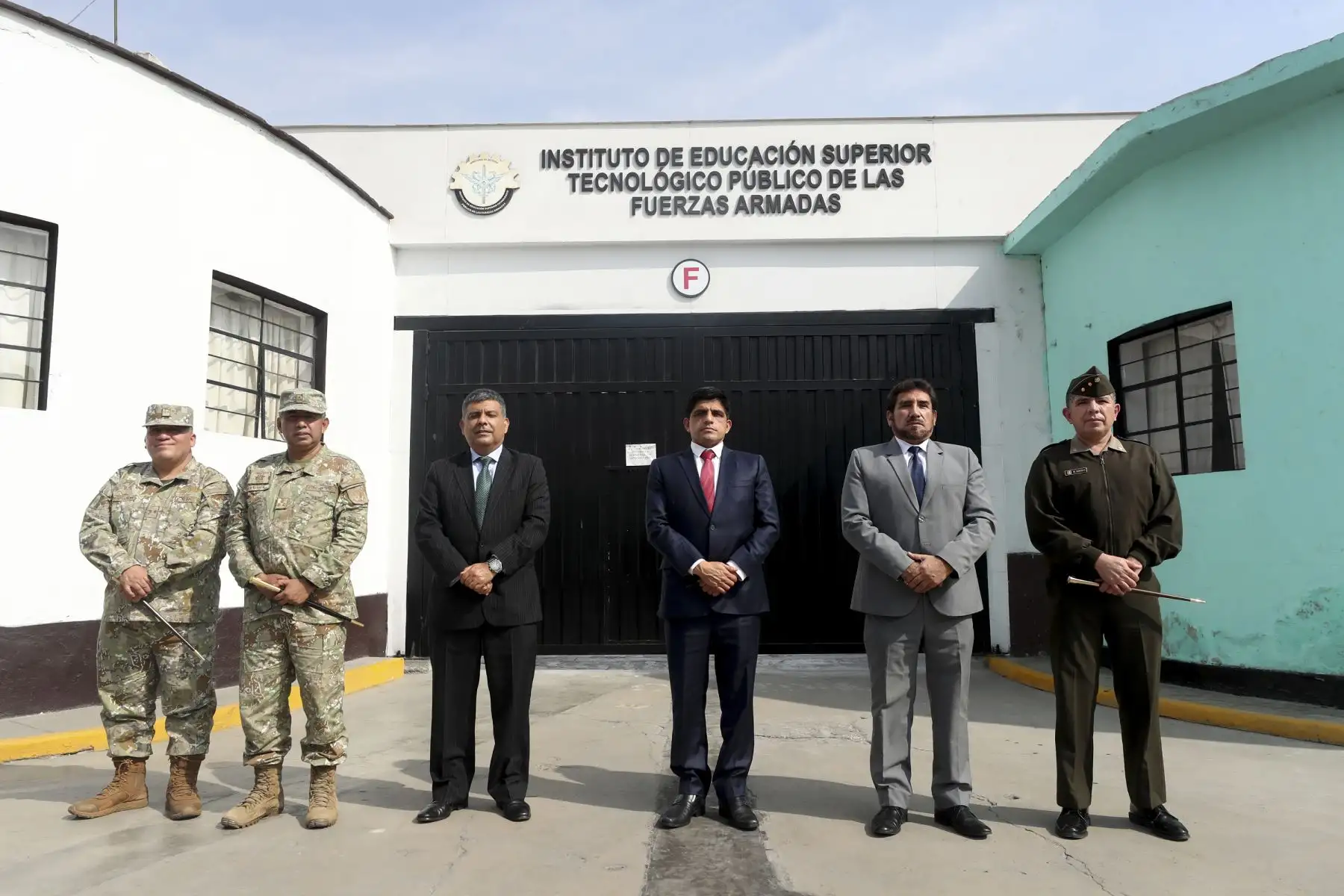 El ministro de Defensa, Juan Carrasco, visitó las instalaciones del Instituto de Educación Superior Tecnológico Público de las Fuerzas Armadas. Foto: ANDINA/Mindef