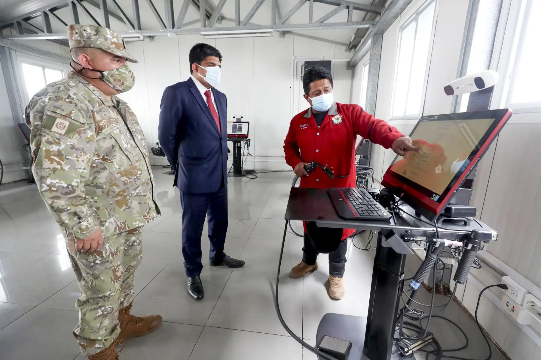 El ministro de Defensa, Juan Carrasco, visitó las instalaciones del Instituto de Educación Superior Tecnológico Público de las Fuerzas Armadas. Foto: ANDINA/Mindef