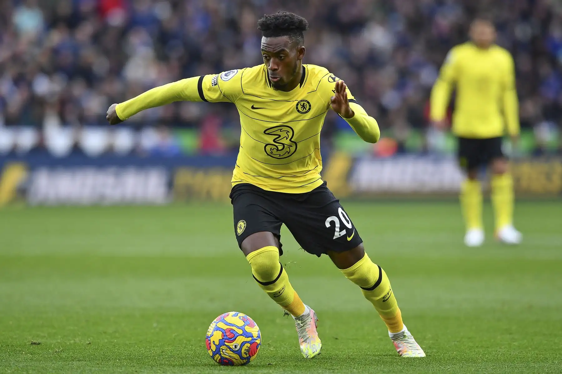 El centrocampista inglés del Chelsea, Callum Hudson-Odoi, corre con el balón durante el partido de la Premier League. Foto: AFP