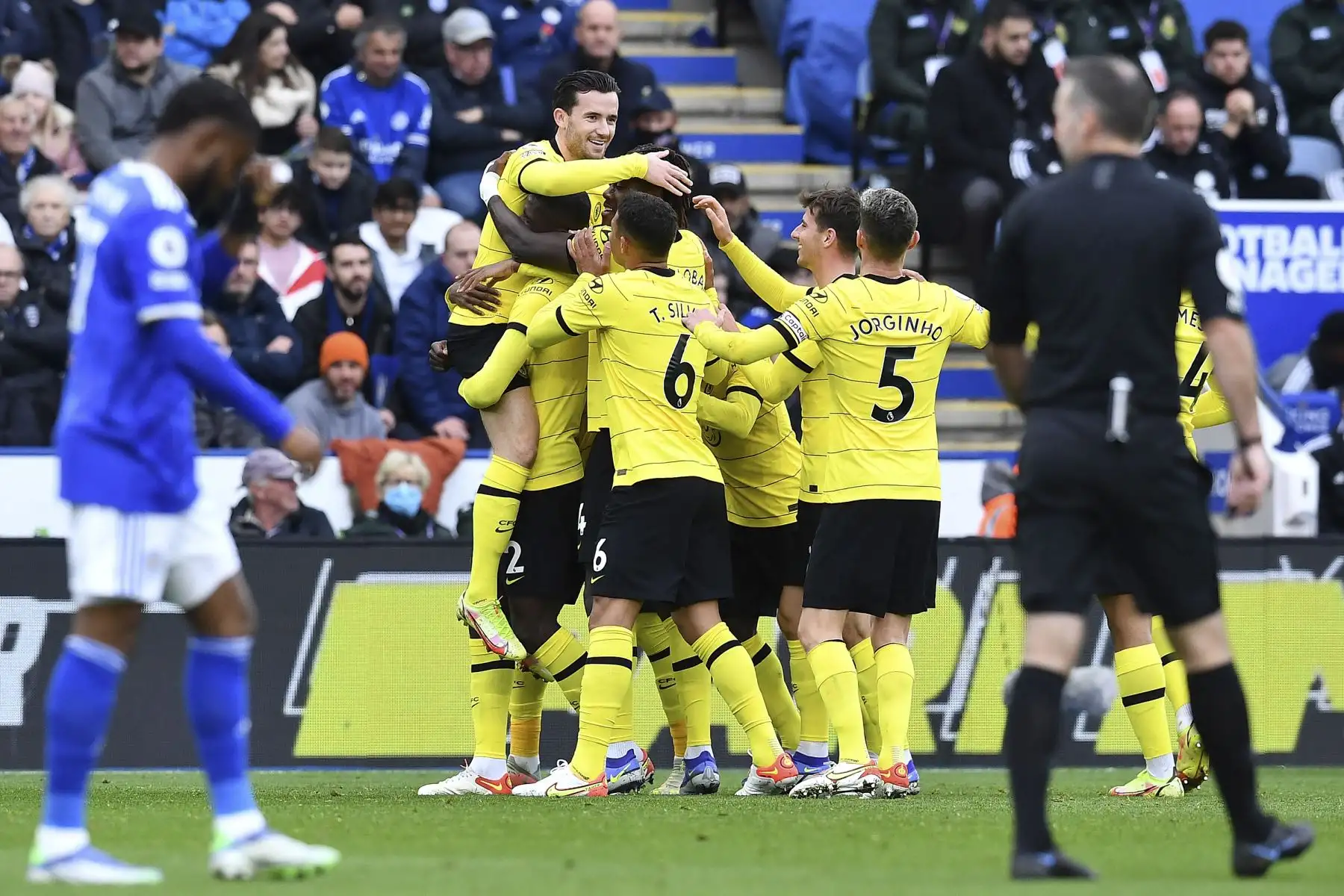El defensa alemán del Chelsea, Antonio Rudiger, celebra con sus compañeros después de marcar el primer gol durante el partido de la Premier League. Foto: AFP