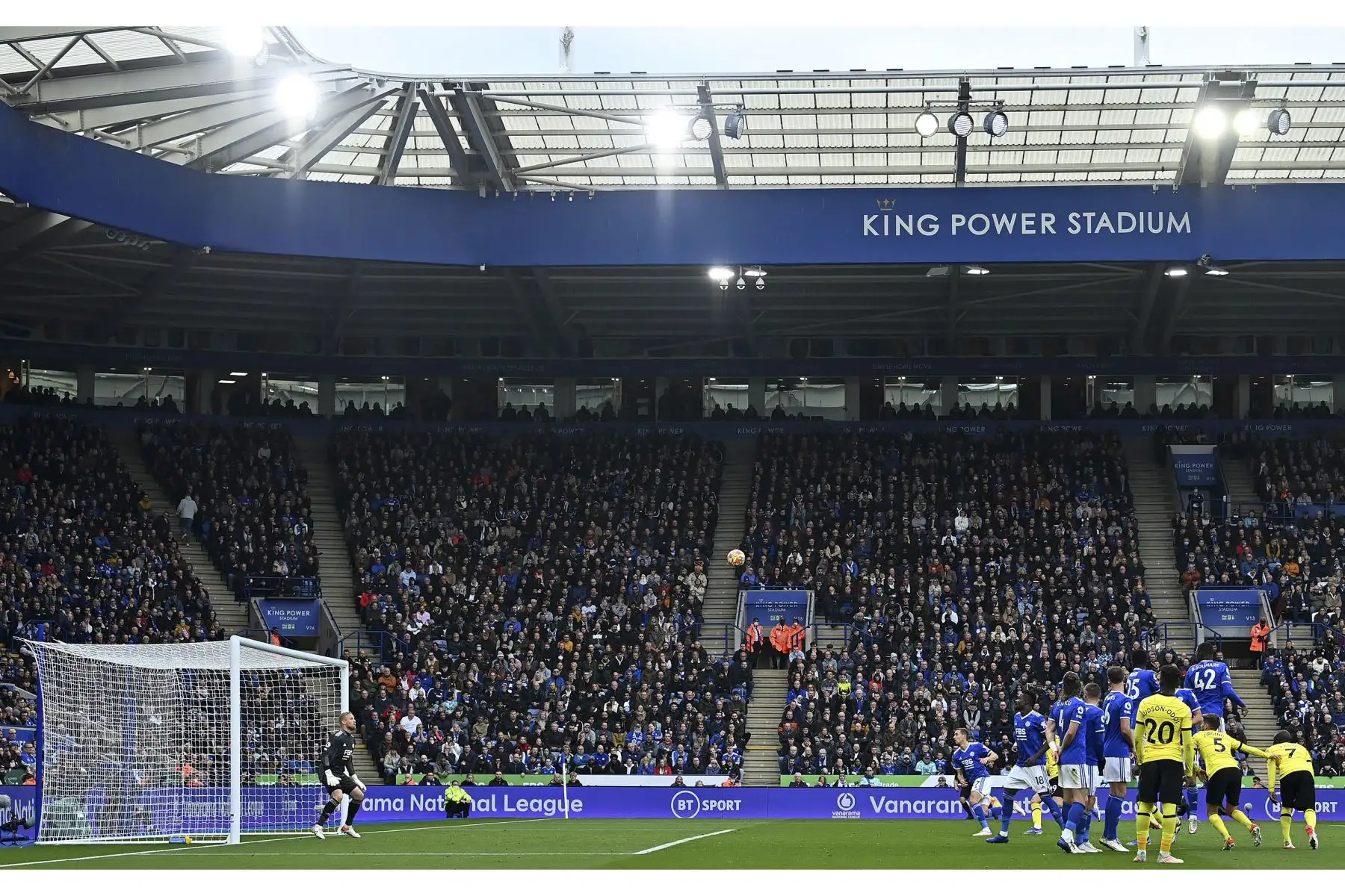 El portero danés del Leicester City, Kasper Schmeichel, mira el balón tras un tiro libre del mediocampista inglés del Chelsea, Mason Mount, durante el partido de la Premier League. Foto: AFP