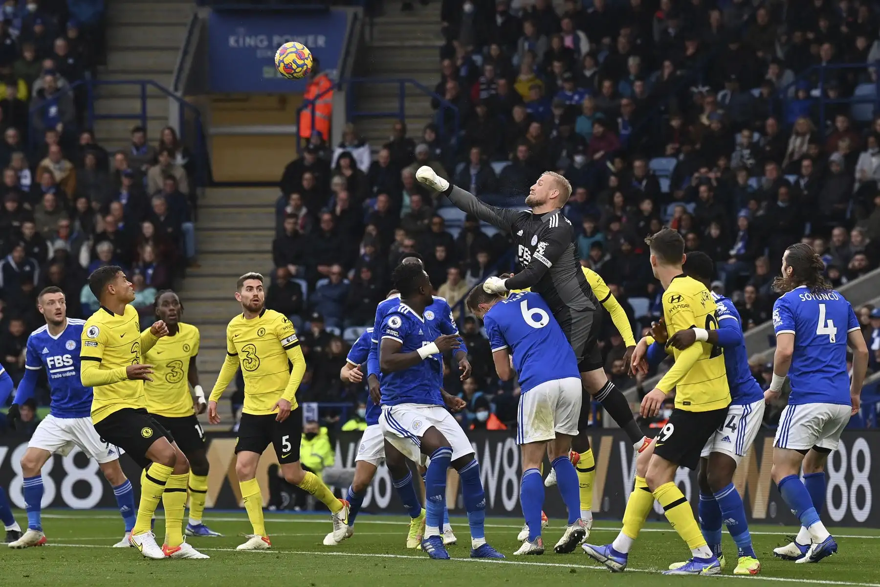 El portero danés del Leicester City, Kasper Schmeichel, salta para despejar el balón tras un saque de esquina durante el partido de la Premier League. Foto: AFP