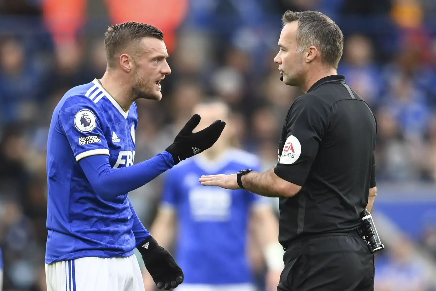 Jamie Vardy de Leicester reclama al árbitro Paul Tierney durante el partido de la Premier League. Foto: EFE