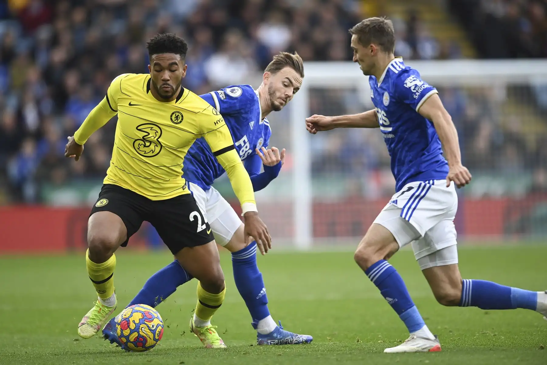 Reece James del Chelsea en acción contra James Maddison de Leicester durante el partido de Liga Premier. Foto: EFE