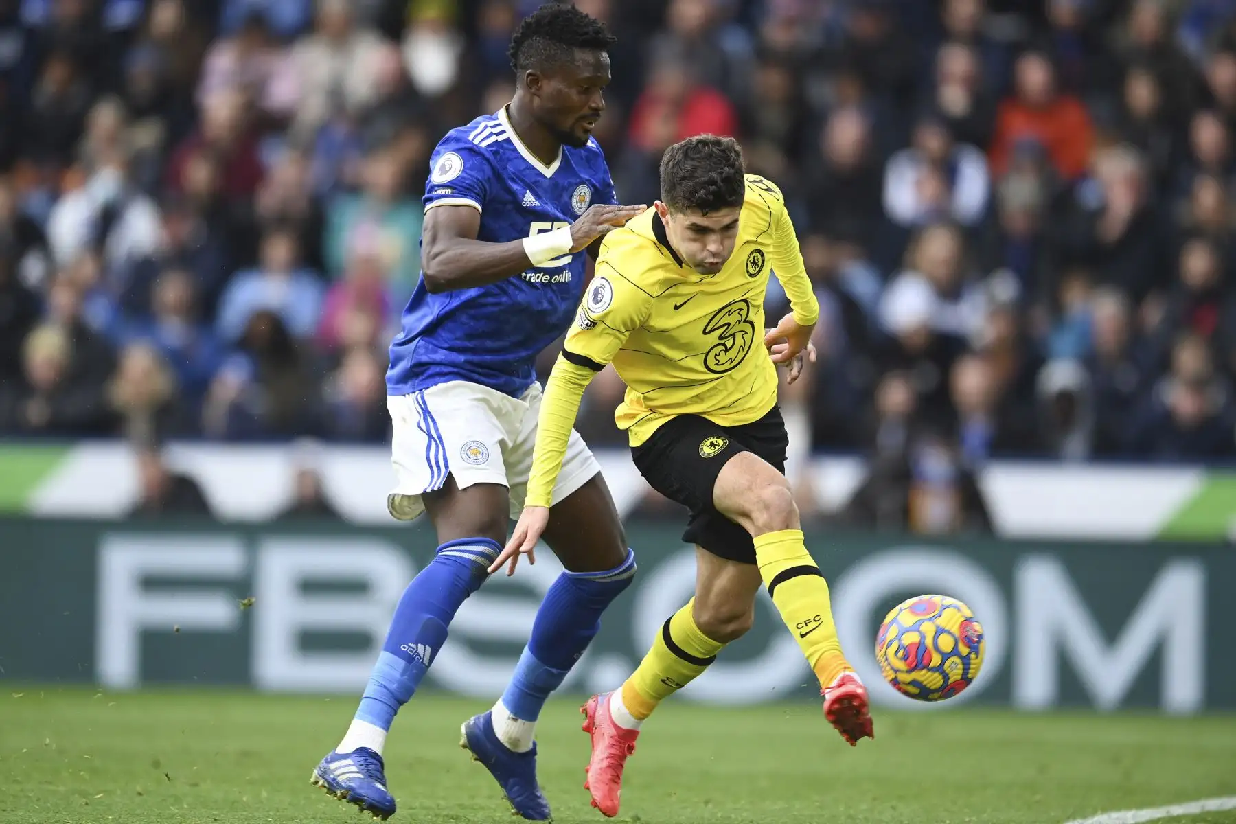 Christian Pulisic del Chelsea intenta un disparo a puerta durante el partido de Liga Premier. Foto: EFE