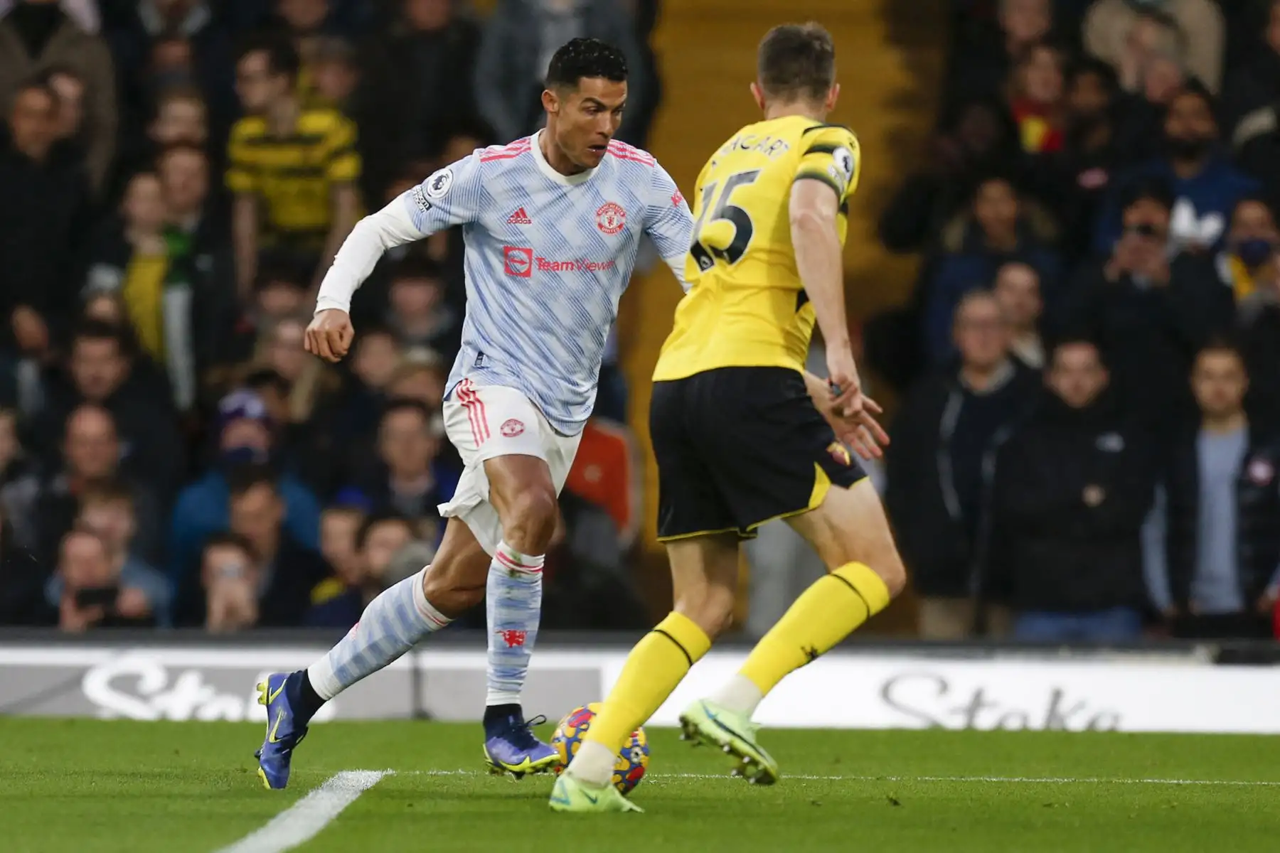 El delantero portugués del Manchester United, Cristiano Ronaldo, compite con el defensor norirlandés del Watford, Craig Cathcart, durante el partido de la Premier League. Foto: AFP