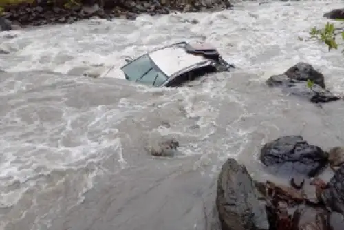 Delauto siniestrado fueron rescatados los ocupantes: Pamela Soledad Soriano Yupanqui (29), Guillermo Choque Colca (46) y el conductor Juan Carlos Panti Yanqui (39).