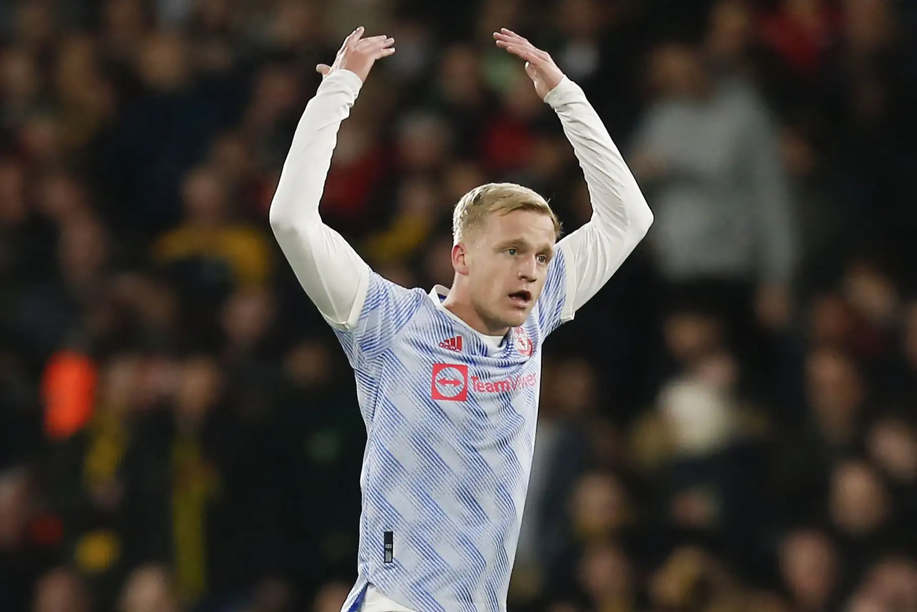 El centrocampista holandés del Manchester United, Donny van de Beek, anota el primer gol de su equipo durante el partido de la Premier League. Foto: AFP