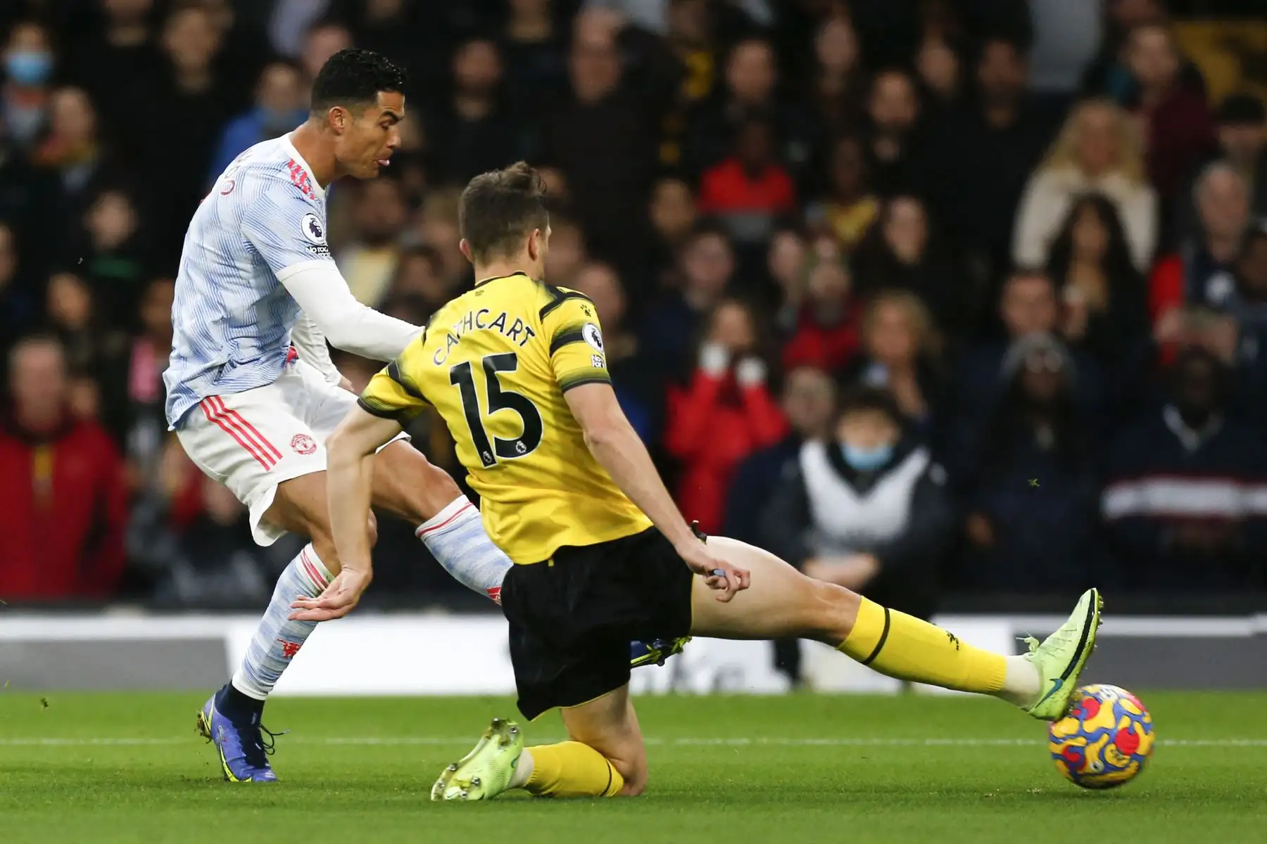 El delantero portugués del Manchester United, Cristiano Ronaldo, compite con el defensor norirlandés del Watford, Craig Cathcart, durante el partido de la Premier League. Foto: AFP