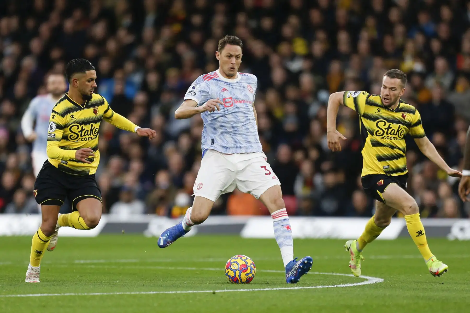 El centrocampista serbio del Manchester United Nemanja Matic compite con el defensor italiano Adam Masina y el inglés Tom Cleverley del Watford durante el partido de la Premier League. Foto: AFP