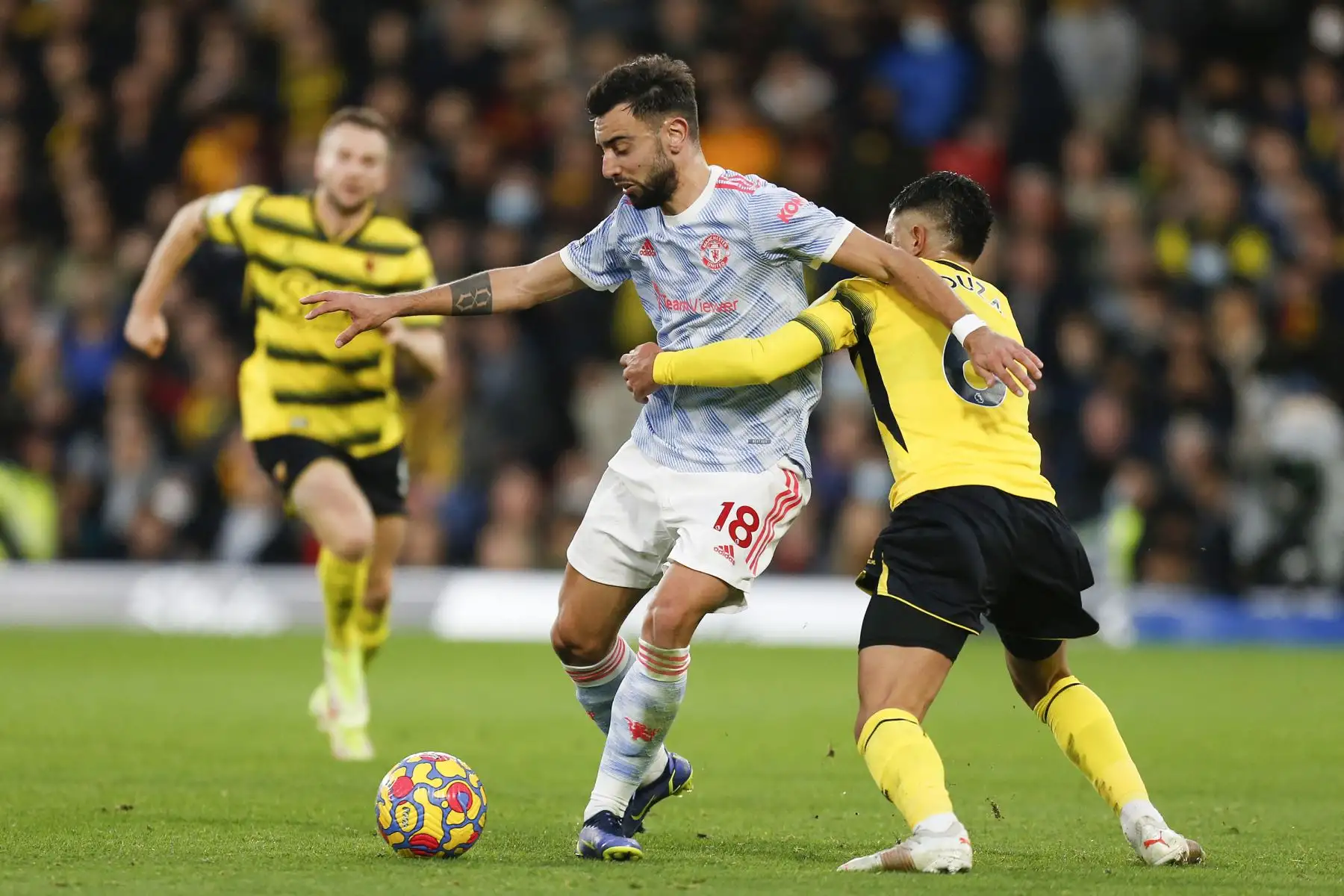 El centrocampista portugués del Manchester United Bruno Fernandes compite con el centrocampista marroquí del Watford Imran Louza durante el partido de la Premier League. Foto: AFP